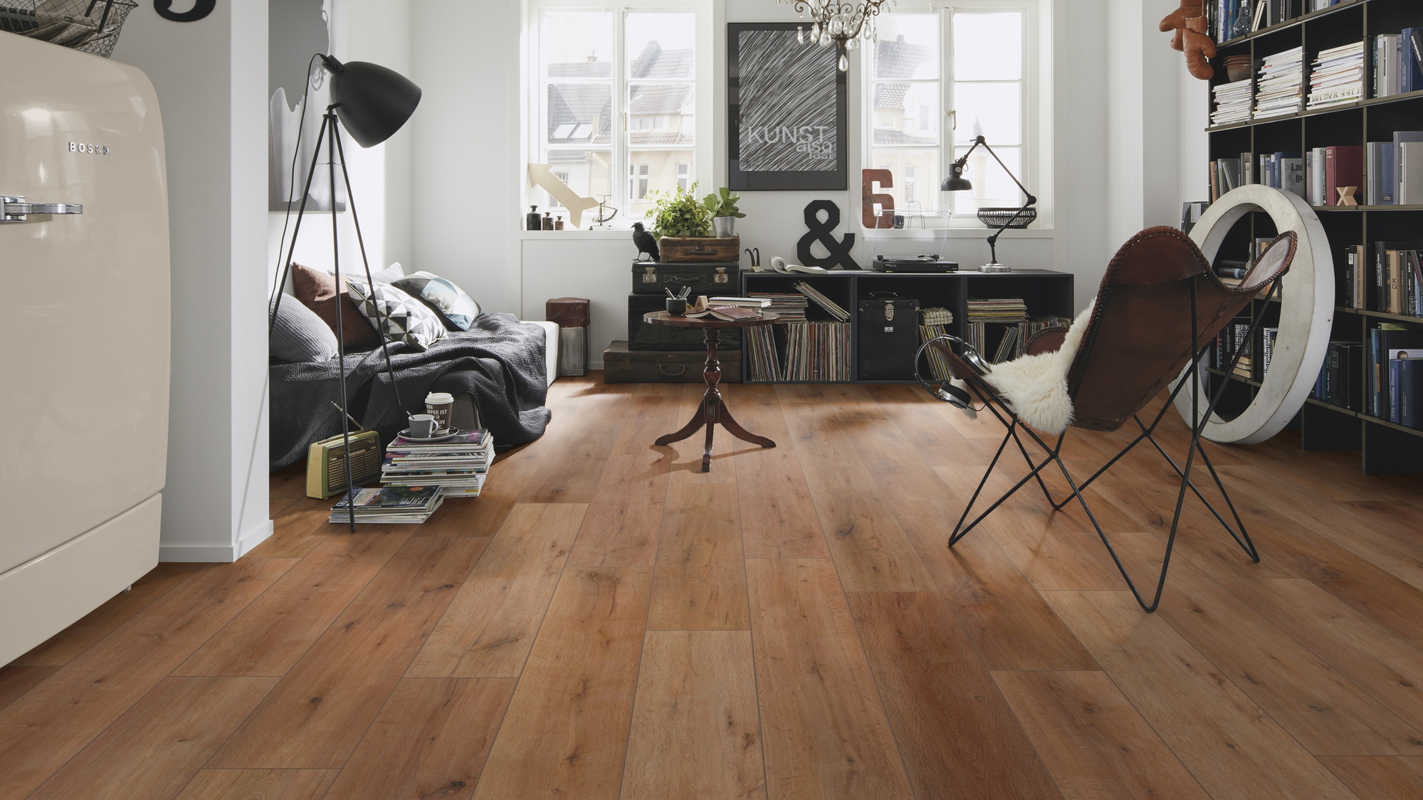 Milieubild Kompaktes Wohnzimmer mit Bücherregal - wineo Klebe-Bioboden PURLINE wineo 1000 wood XL Rustic Oak Nougat Milieubild Kompaktes Wohnzimmer mit Bücherregal - wineo PL315R