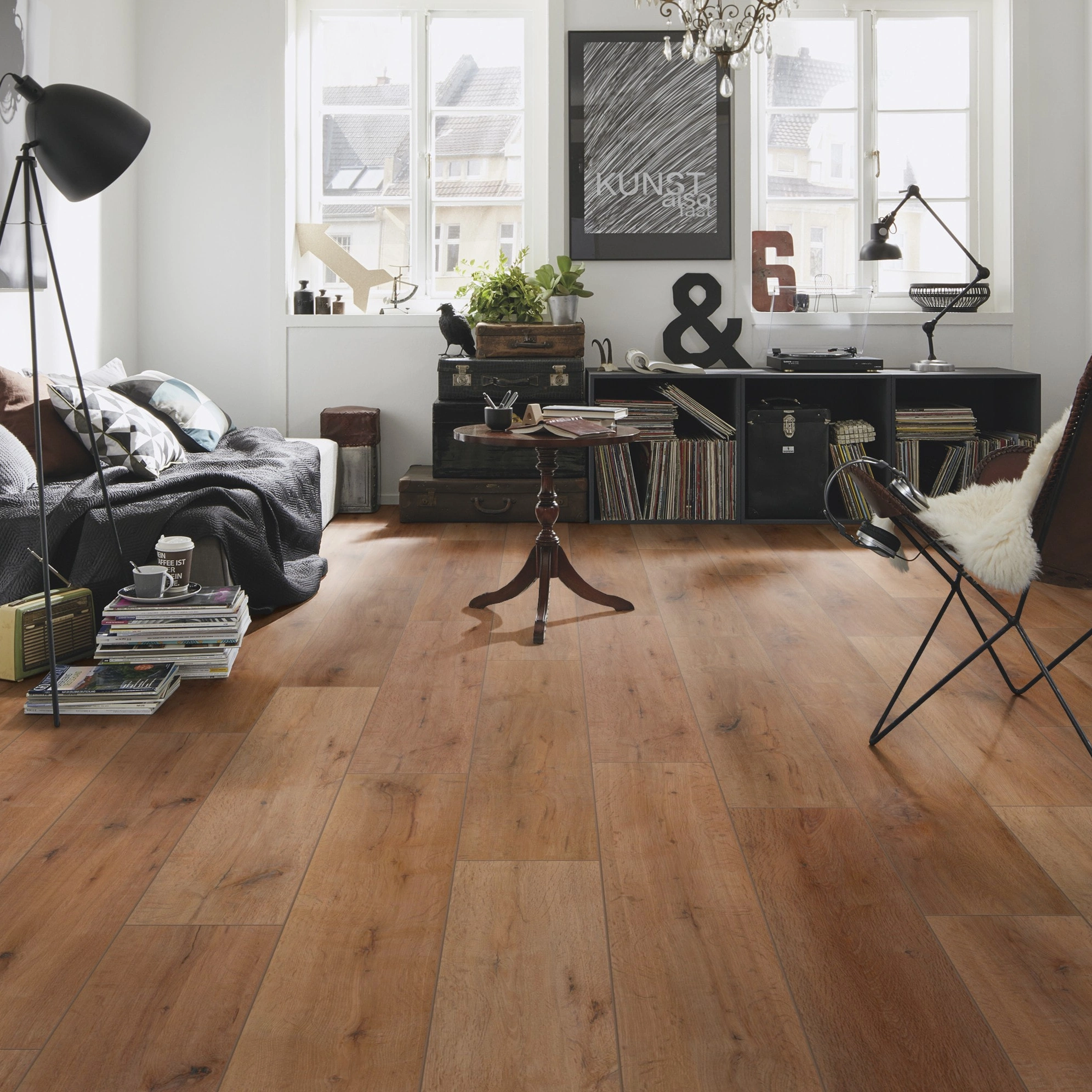 Milieubild Kompaktes Wohnzimmer mit Bücherregal - wineo Klebe-Bioboden PURLINE wineo 1000 wood XL Rustic Oak Nougat Milieubild Kompaktes Wohnzimmer mit Bücherregal - wineo PL315R