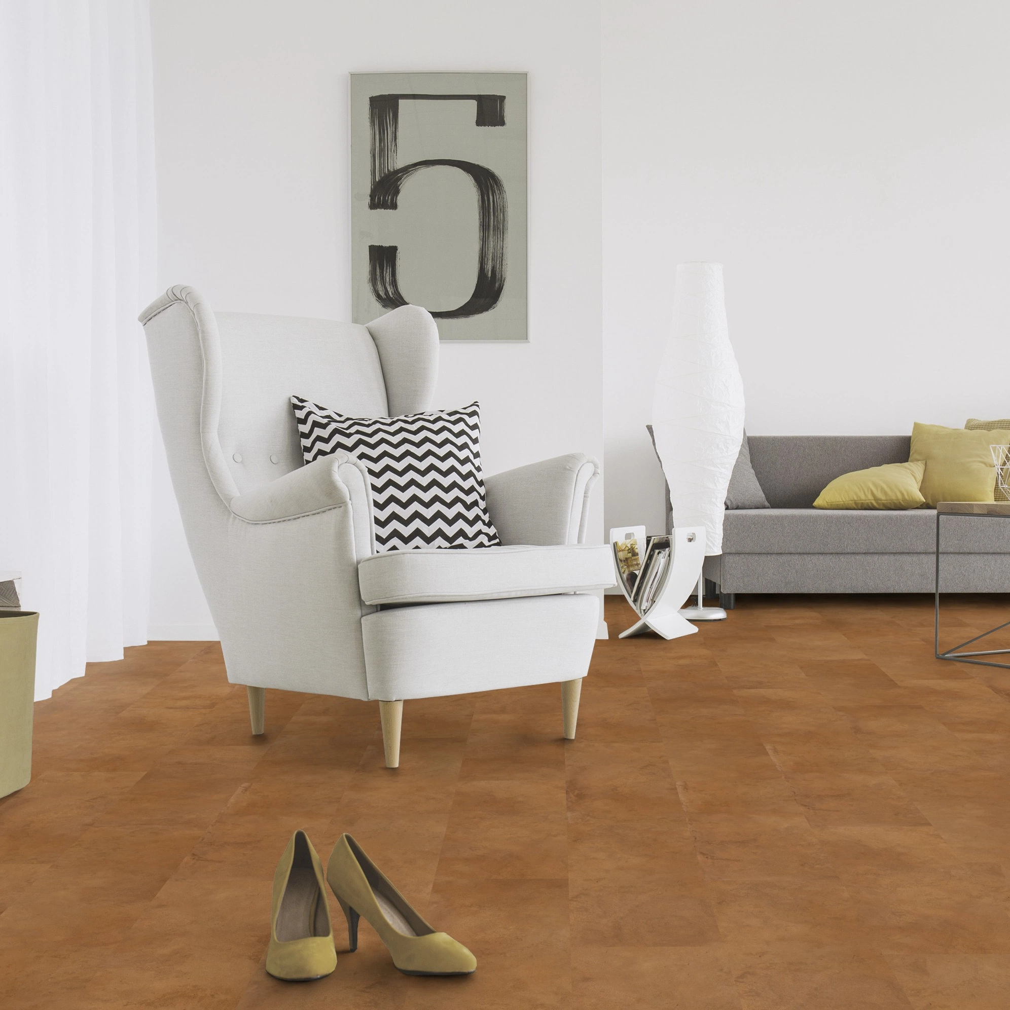 Milieubild Wohnzimmer mit Sessel und Sofa - Wicanders Wise HDF Klick-Designboden stone Natural Elegant Plaster Camel Milieubild Wohnzimmer mit Sessel und Sofa - Wicanders Wise 80003903