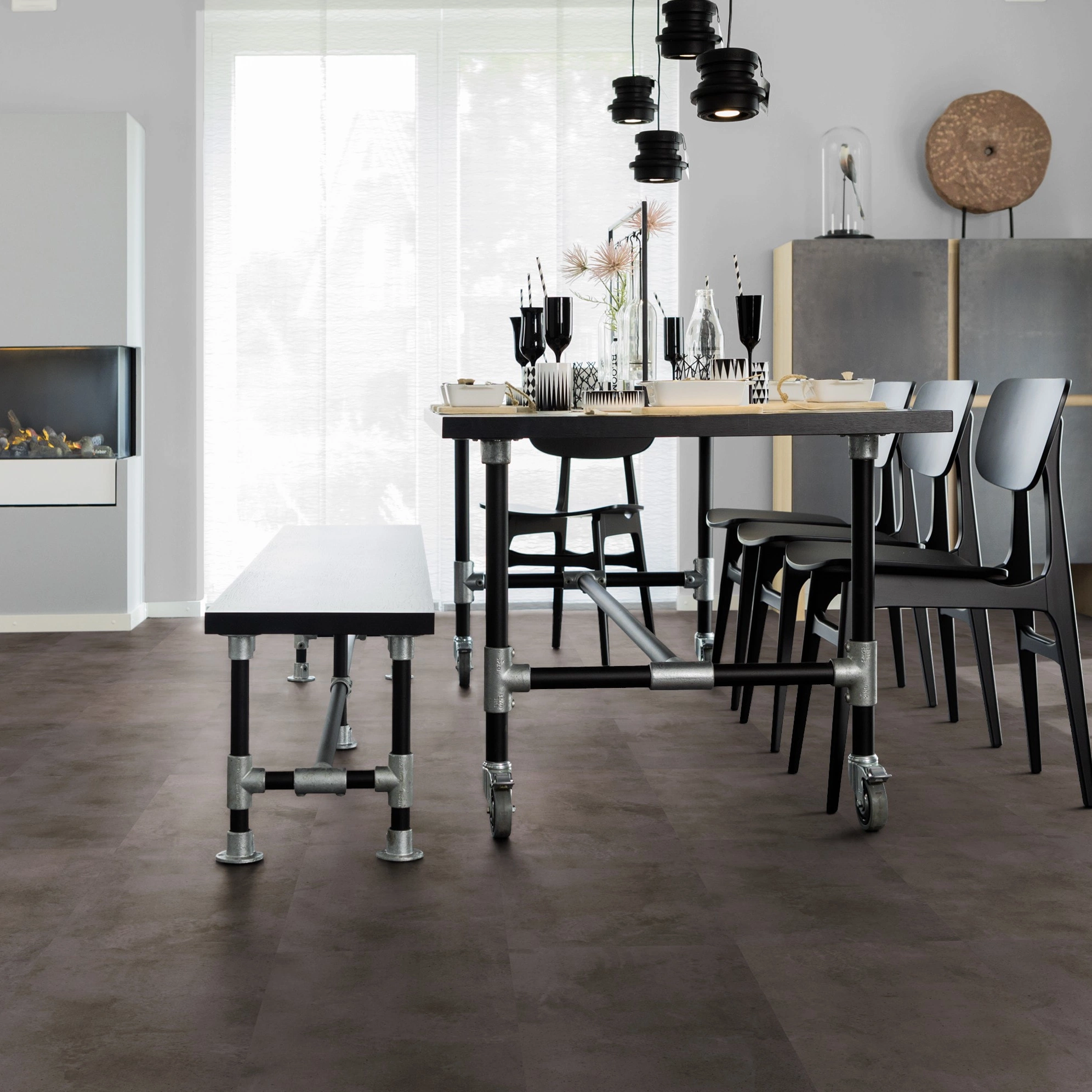 Milieubild Esszimmer mit Kamin - wineo Klebe-Bioboden PURLINE wineo 1000 stone L Urban Concrete Steel Milieubild Esszimmer mit Kamin - wineo PL319R