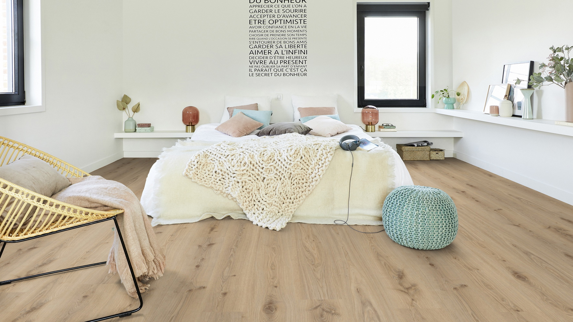 Milieubild Modernes Schlafzimmer - Bett mit Stuhl - Tarkett Rigid Klick-Vinyl Essence Rigid 55 Primary Oak Natural Milieubild Modernes Schlafzimmer - Bett mit Stuhl - Tarkett 260030004