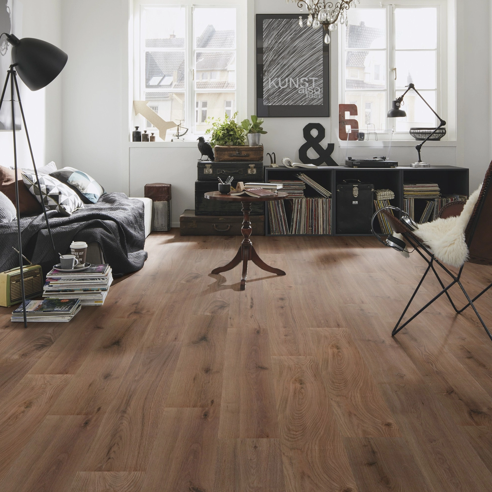 Milieubild Kompaktes Wohnzimmer mit Bücherregal - wineo Klebe-Bioboden PURLINE wineo 1000 wood L Strong Oak Cappuccino Milieubild Kompaktes Wohnzimmer mit Bücherregal - wineo PL303R