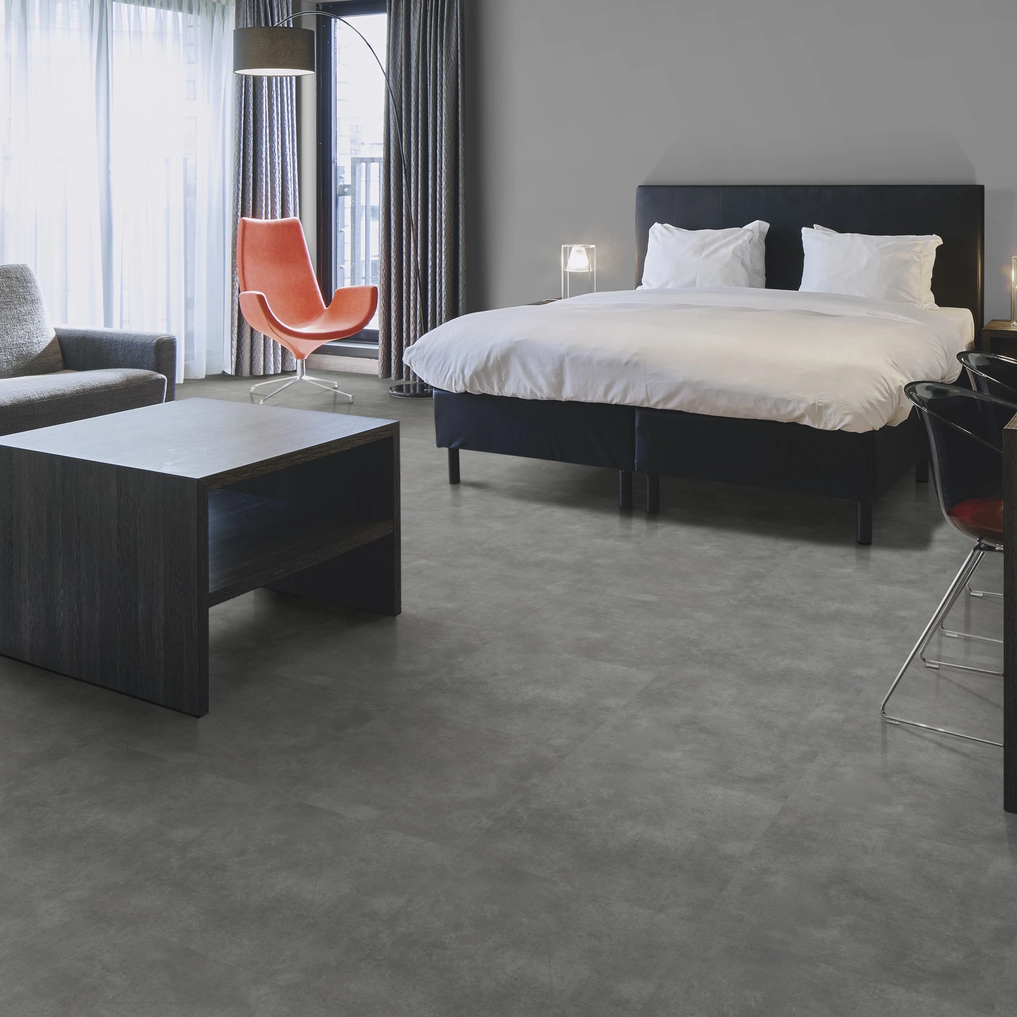 Milieubild Hotelzimmer mit Kingsize-Bett - Forbo Flooring Klebe-Vinyl Allura Dryback 0.55 Material Natural Concrete Milieubild Hotelzimmer mit Kingsize-Bett - Forbo Flooring 220178