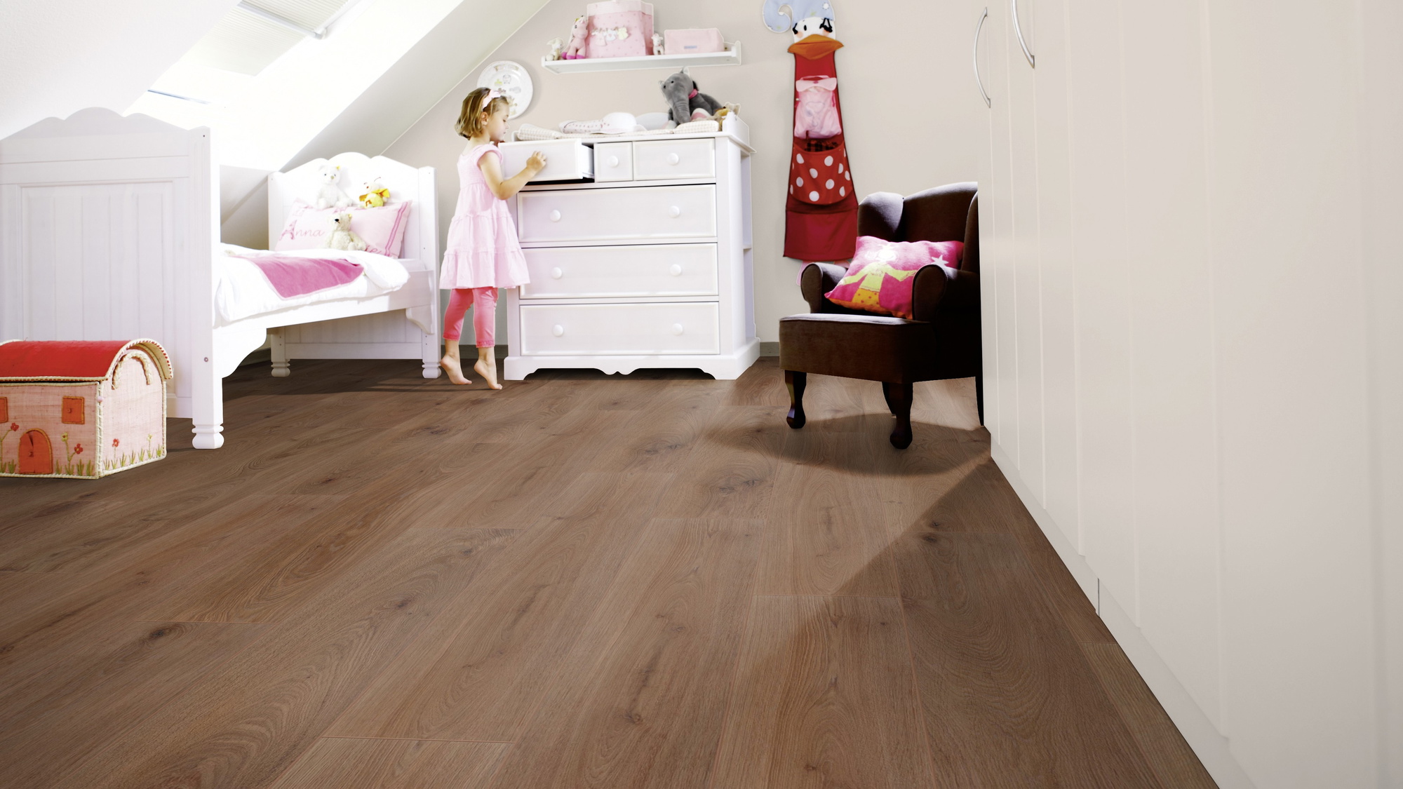 Milieubild Kinderzimmer mit weißer Kommode - wineo MLP312R