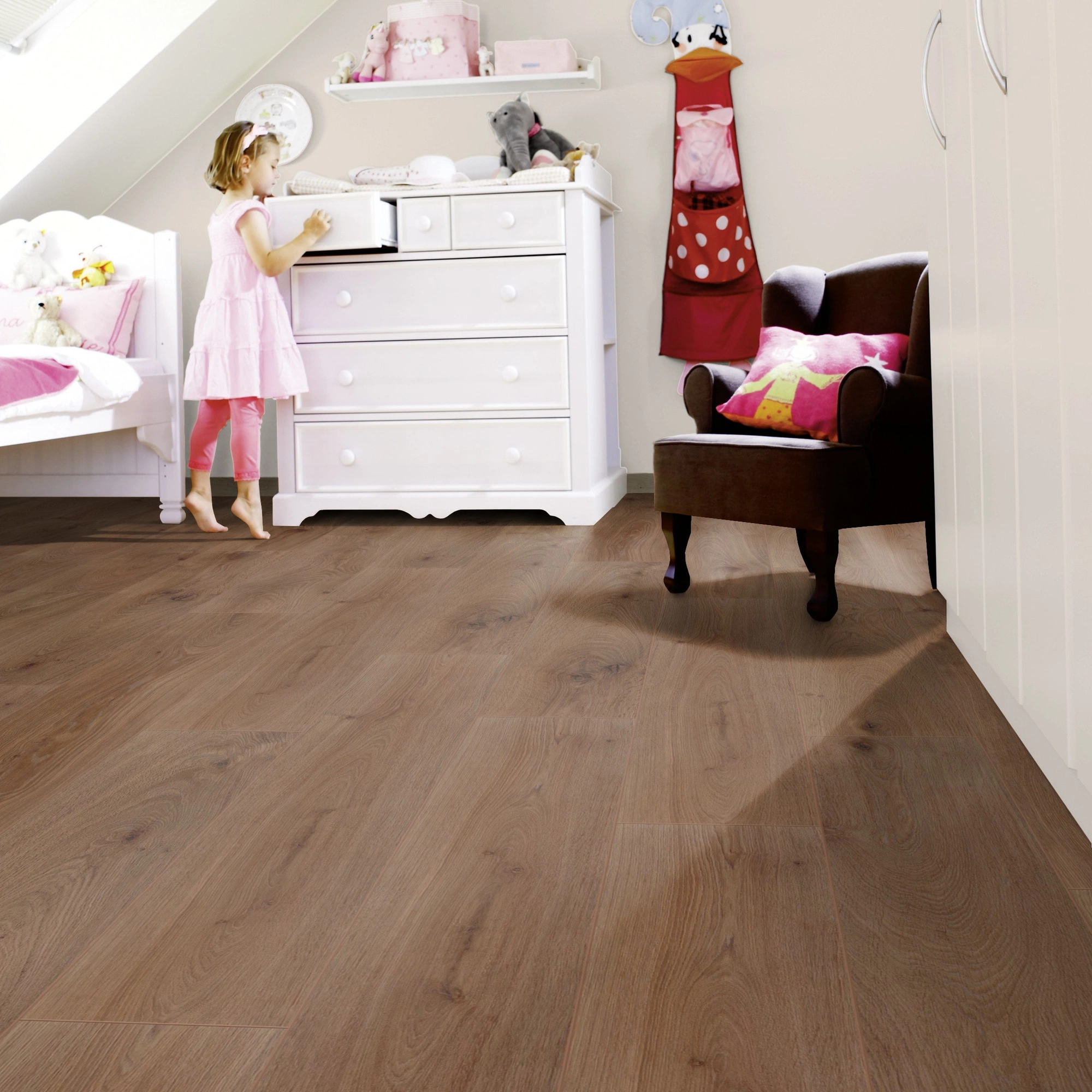 Milieubild Kinderzimmer mit weißer Kommode - wineo HDF Klick-Bioboden PURLINE wineo 1000 wood XL Noble Oak Chocolate Milieubild Kinderzimmer mit weißer Kommode - wineo MLP312R