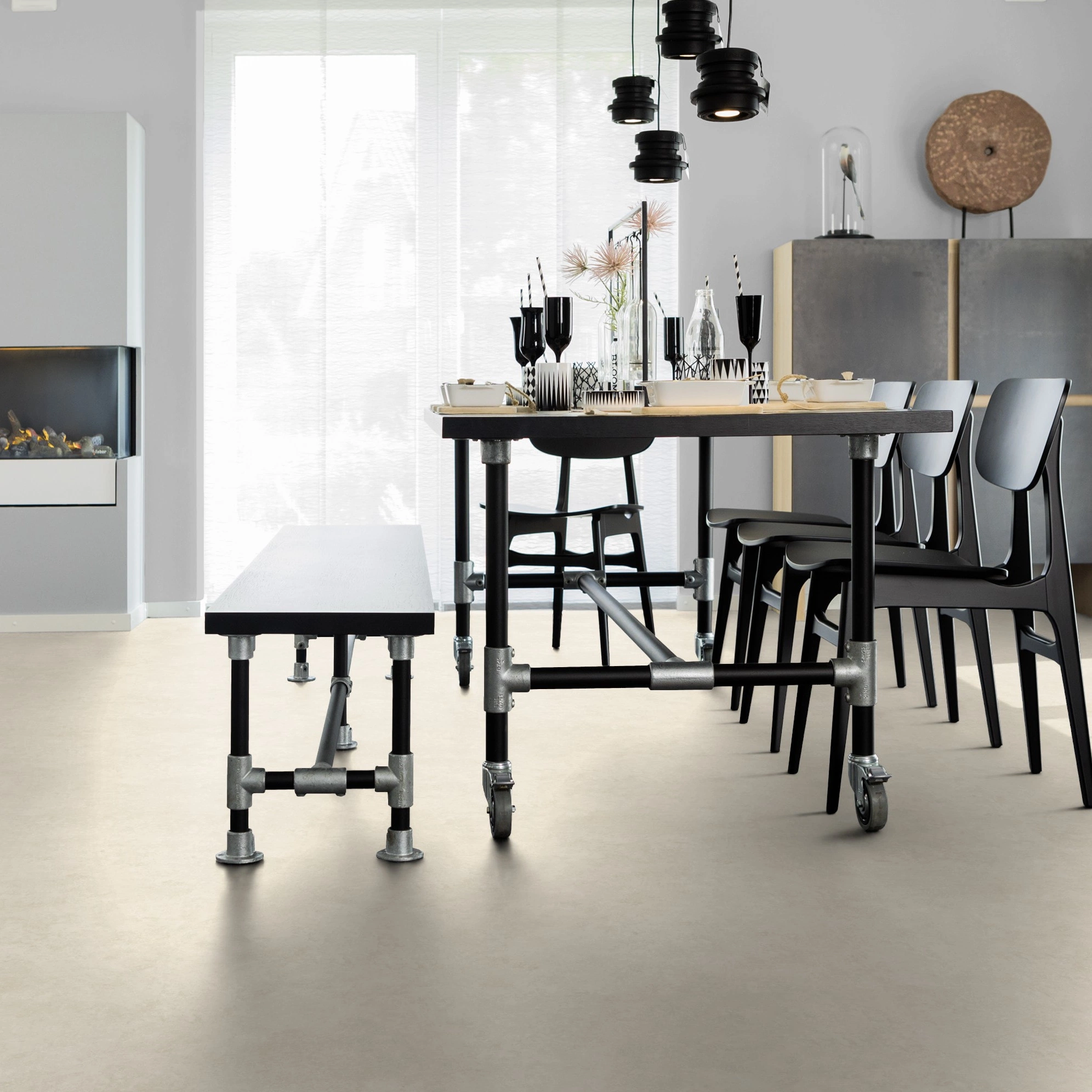 Milieubild Esszimmer mit Kamin - wineo Klebe-Bioboden PURLINE wineo 1200 stone XL This is Theo Milieubild Esszimmer mit Kamin - wineo PL115R