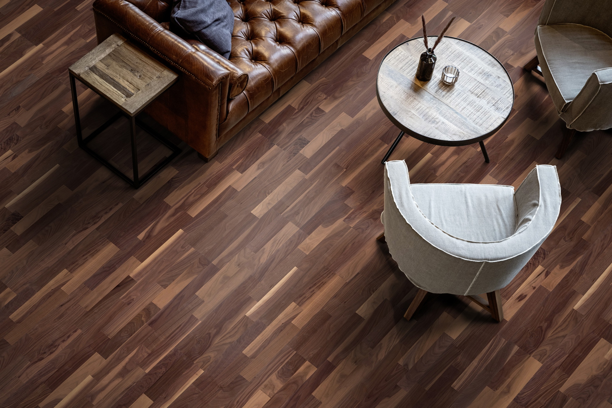 Milieubild Wohnzimmer mit Ledersofa - Blick von oben - ter Hürne Parkett Pride Of Nature Collection Nussbaum Milieubild Wohnzimmer mit Ledersofa - Blick von oben - ter Hürne 1101011529