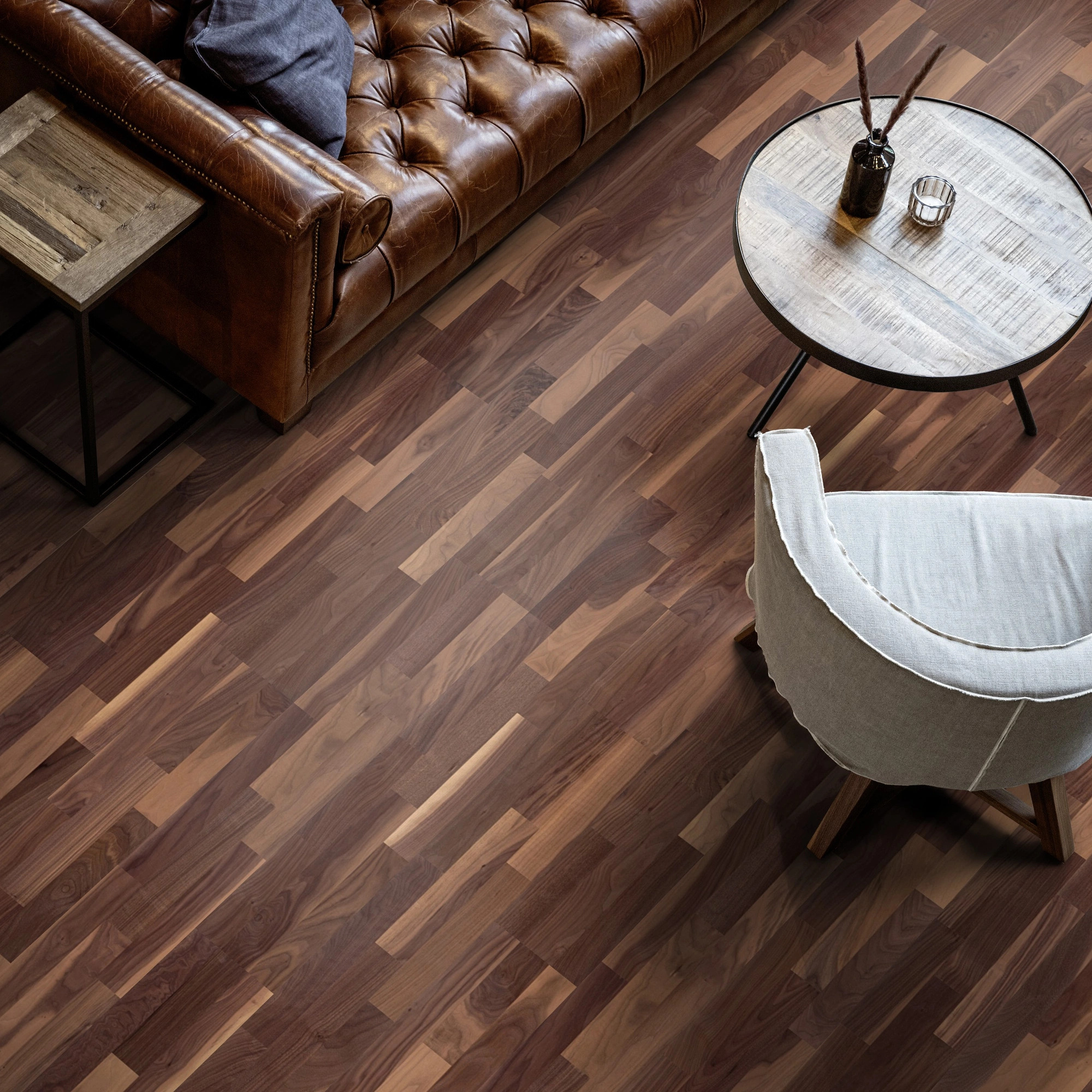 Milieubild Wohnzimmer mit Ledersofa - Blick von oben - ter Hürne Parkett Pride Of Nature Collection Nussbaum Milieubild Wohnzimmer mit Ledersofa - Blick von oben - ter Hürne 1101011529