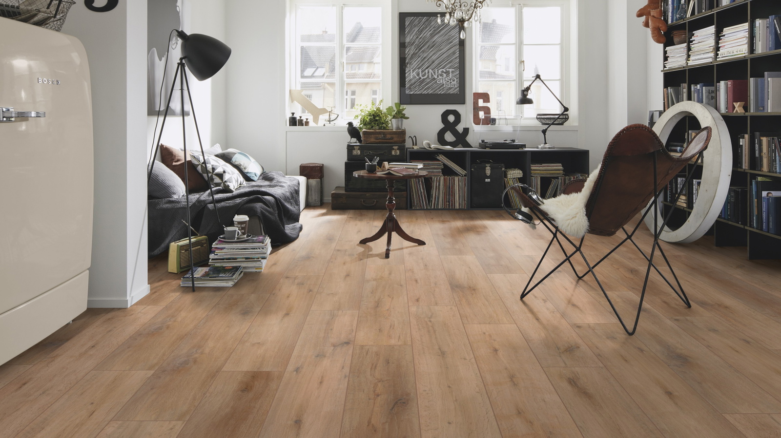 Milieubild Kompaktes Wohnzimmer mit Bücherregal - wineo PL314R