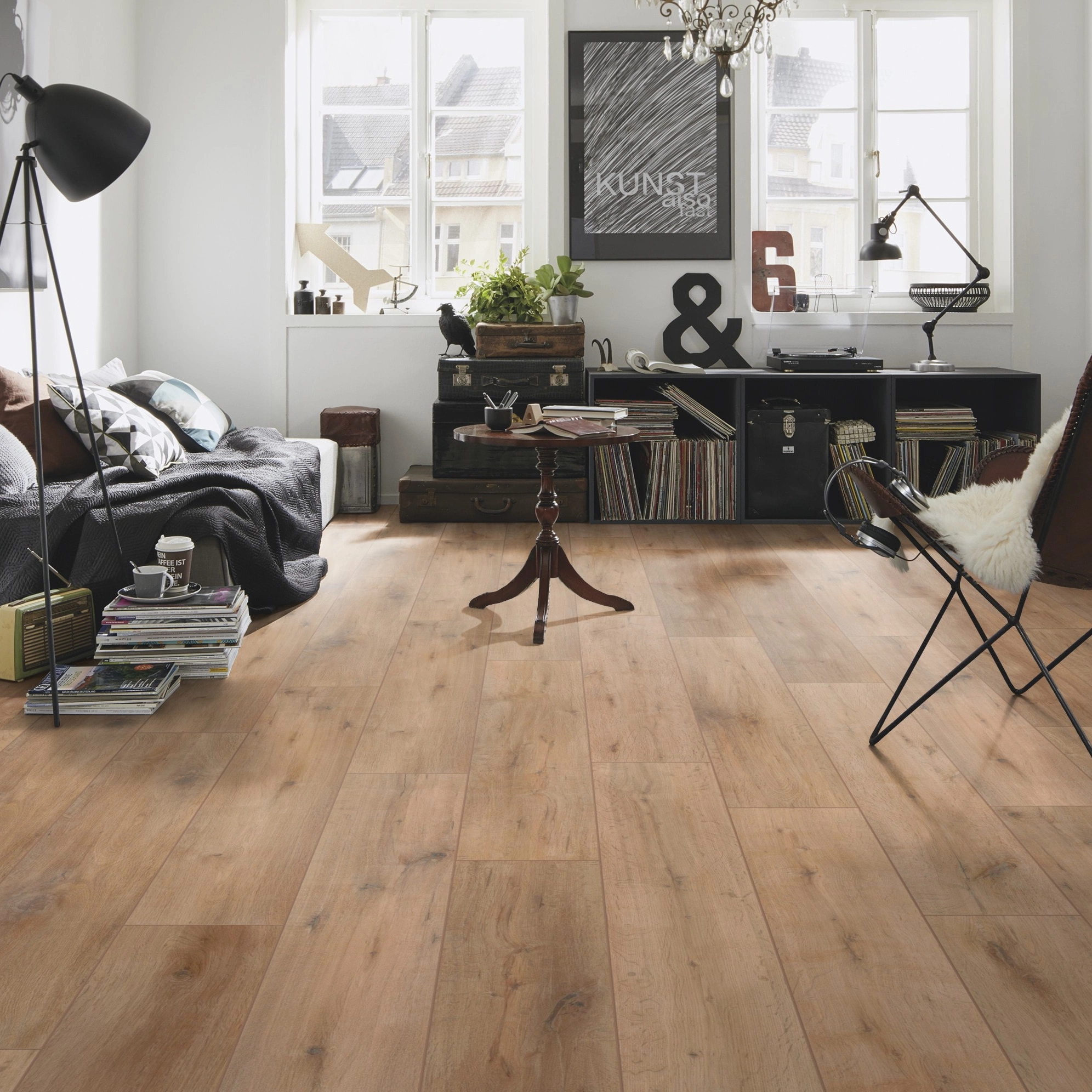 Milieubild Kompaktes Wohnzimmer mit Bücherregal - wineo Klebe-Bioboden PURLINE wineo 1000 wood XL Rustic Oak Ginger Milieubild Kompaktes Wohnzimmer mit Bücherregal - wineo PL314R