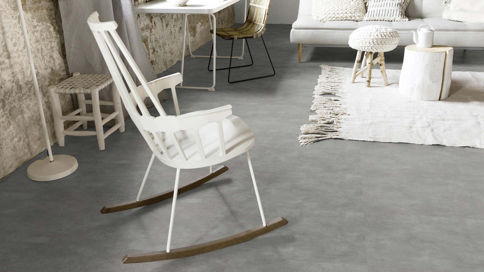 Milieubild Wohnzimmer mit Schaukelstuhl im skandinavischen Stil - Forbo Flooring 220178
