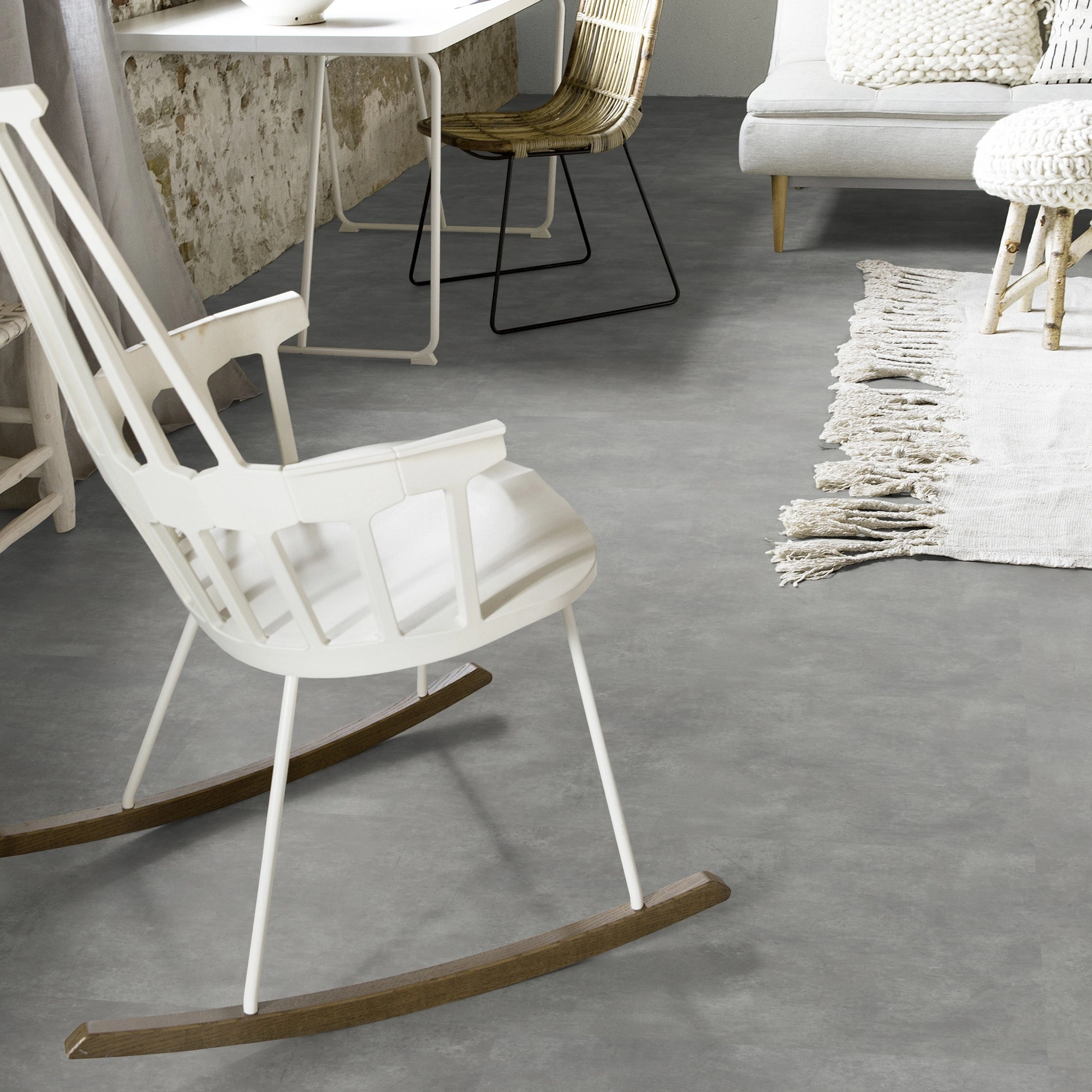 Milieubild Wohnzimmer mit Schaukelstuhl im skandinavischen Stil - Forbo Flooring Klebe-Vinyl Allura Dryback 0.55 Material Natural Concrete Milieubild Wohnzimmer mit Schaukelstuhl im skandinavischen Stil - Forbo Flooring 220178