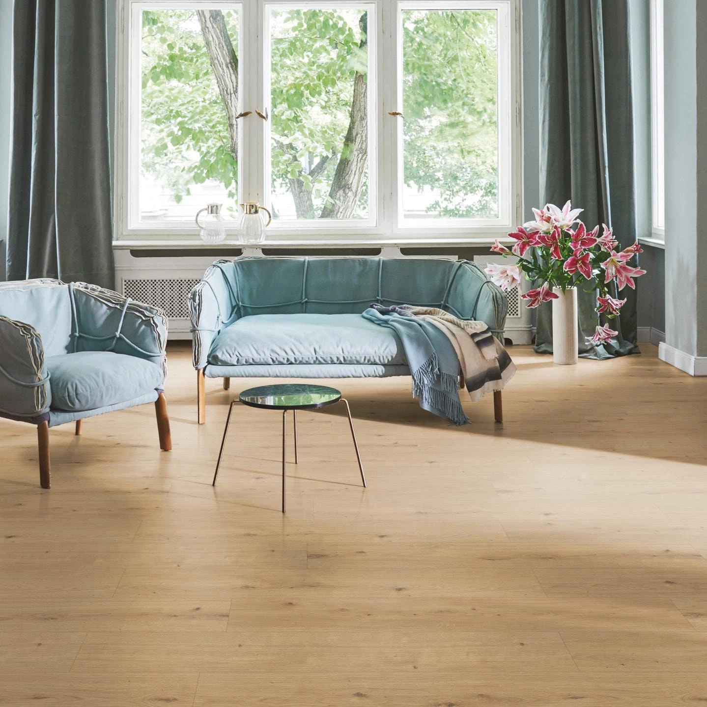 Milieubild Wohnzimmer in Stadtwohnung - Parador HDF Klick-Designboden Modular ONE Eiche Atmosphere natur Milieubild Wohnzimmer in Stadtwohnung - Parador 1744545