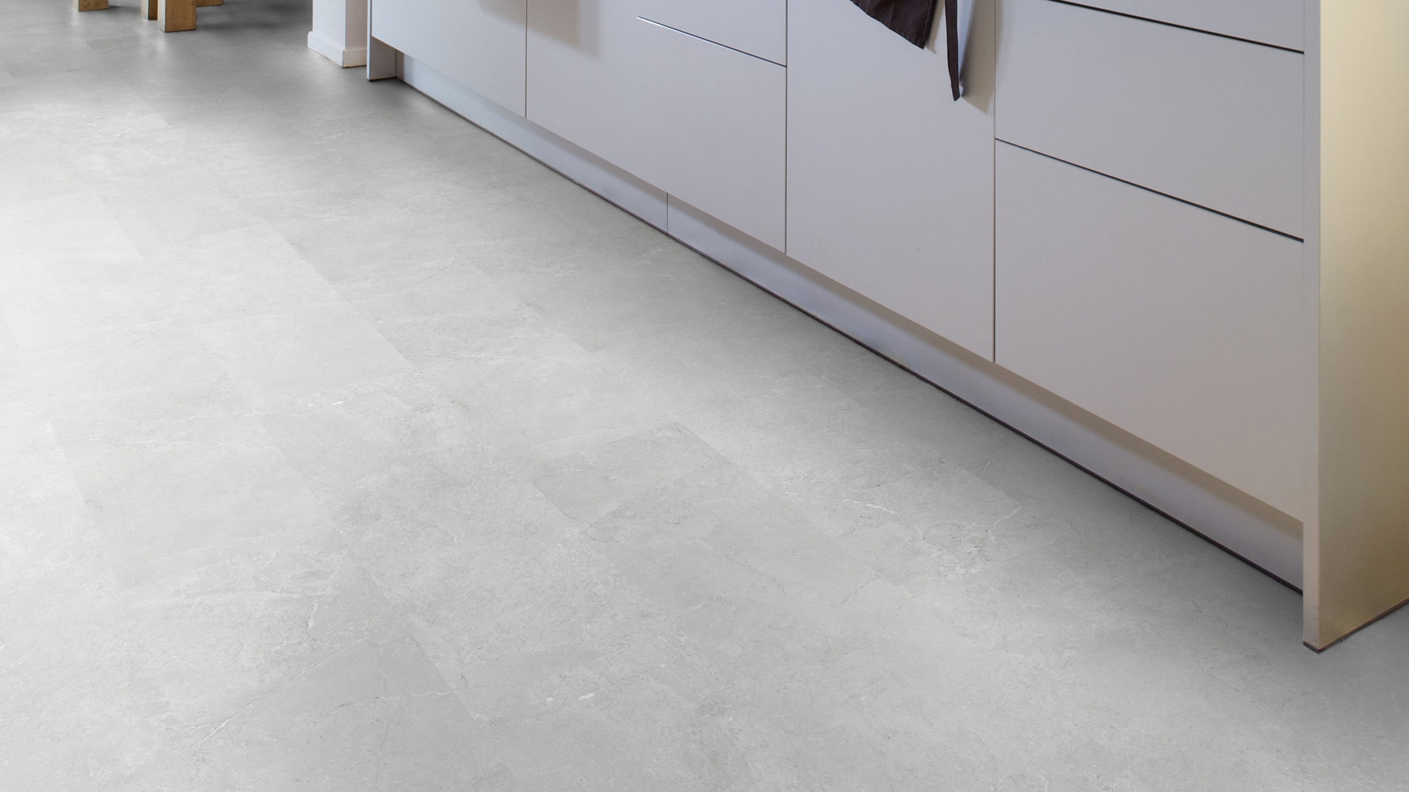 Milieubild Esszimmer mit Küchenblock - Wicanders Wise HDF Klick-Designboden stone Natural Minimal Stone White Milieubild Esszimmer mit Küchenblock - Wicanders Wise 80003893