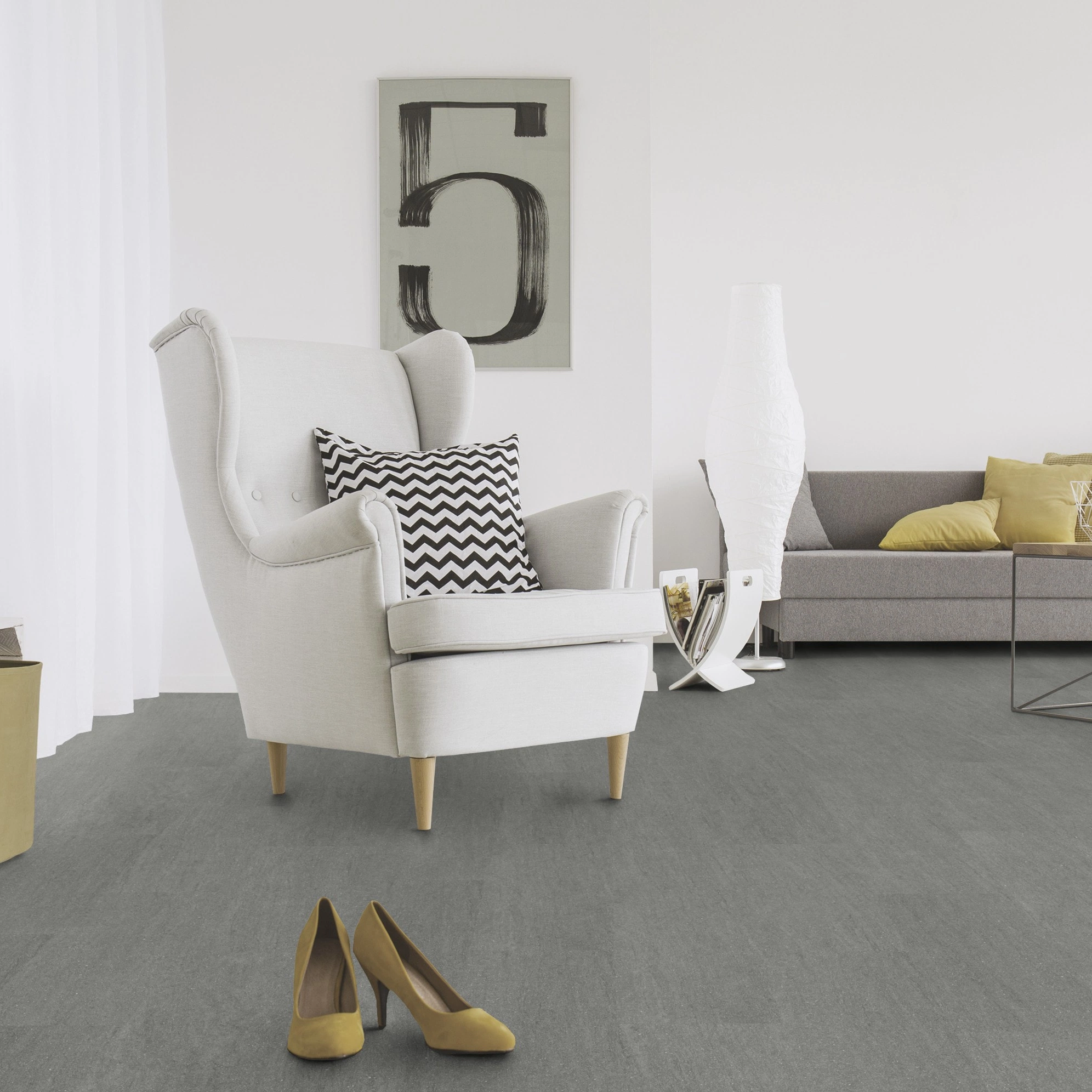 Milieubild Wohnzimmer mit Sessel und Sofa - Wicanders Wise HDF Klick-Designboden stone Natural Basaltina Stone Grey Milieubild Wohnzimmer mit Sessel und Sofa - Wicanders Wise 80003899