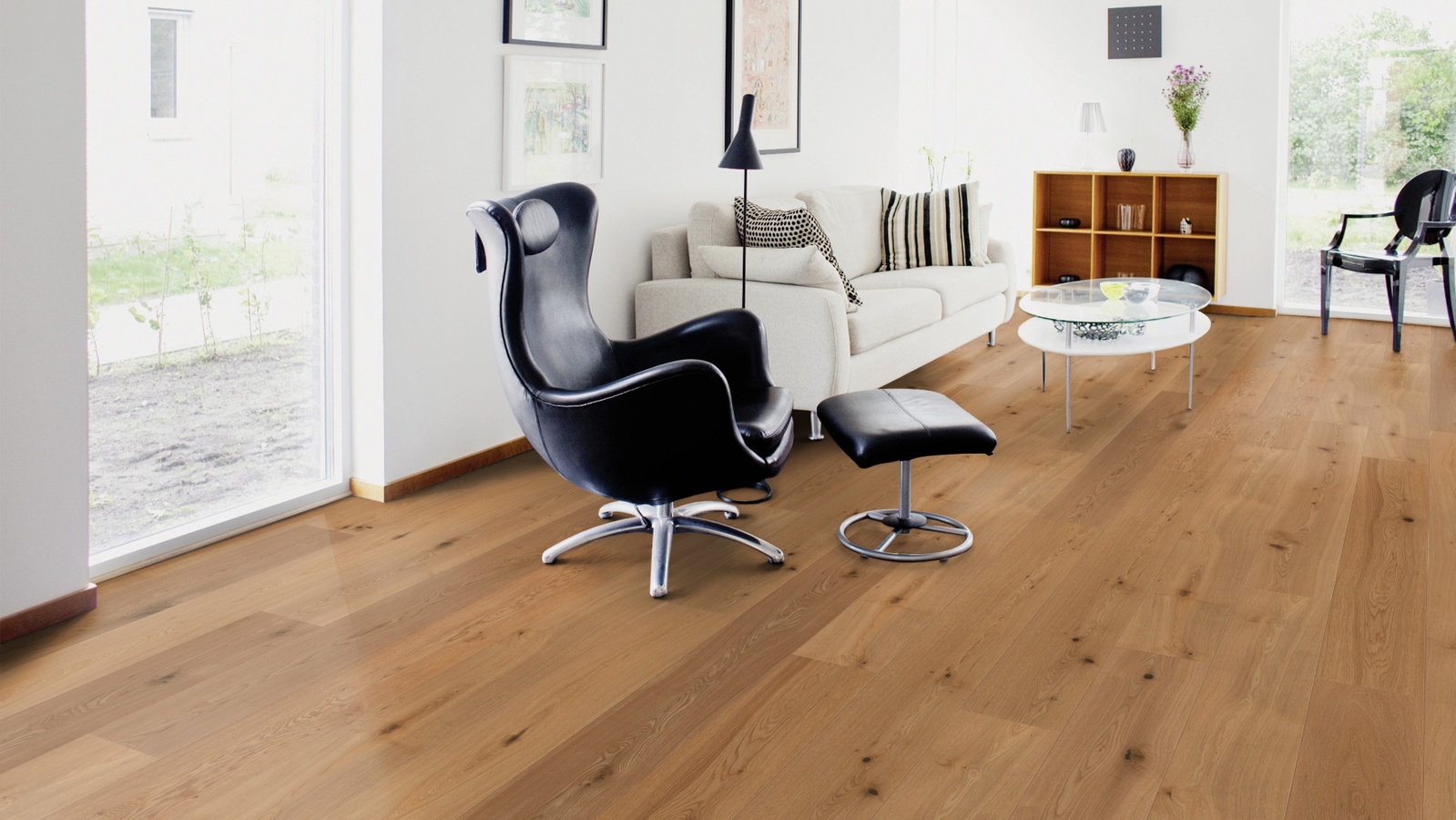 Milieubild Wohnzimmer mit Sessel und bodentiefem Fenster - Wicanders Wise 82000287
