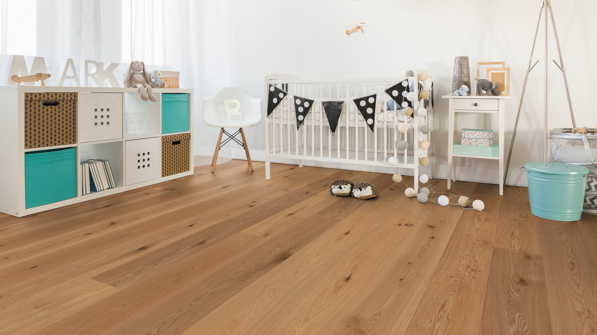 Milieubild Kinderzimmer mit weißer Krippe - Wicanders Wise Parkett Manor House Stanley Milieubild Kinderzimmer mit weißer Krippe - Wicanders Wise 82000287