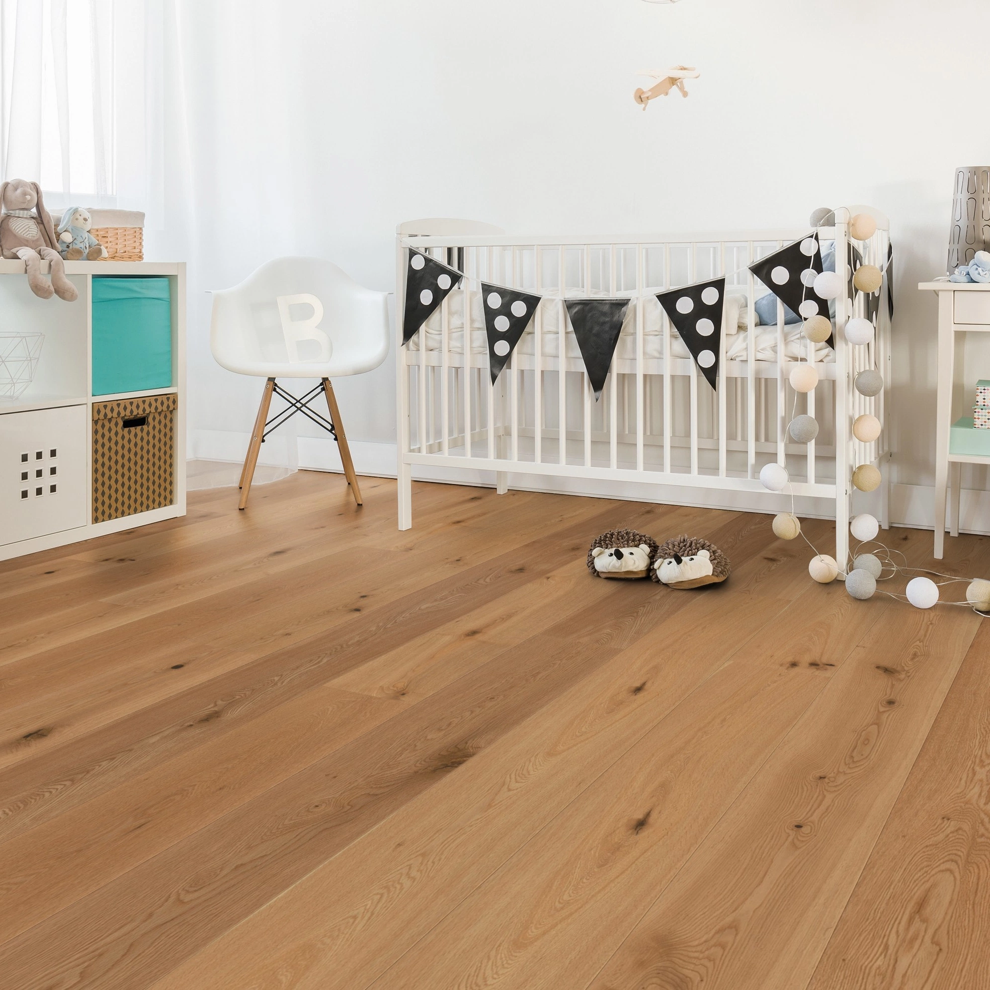 Milieubild Kinderzimmer mit weißer Krippe - Wicanders Wise Parkett Manor House Stanley Milieubild Kinderzimmer mit weißer Krippe - Wicanders Wise 82000287