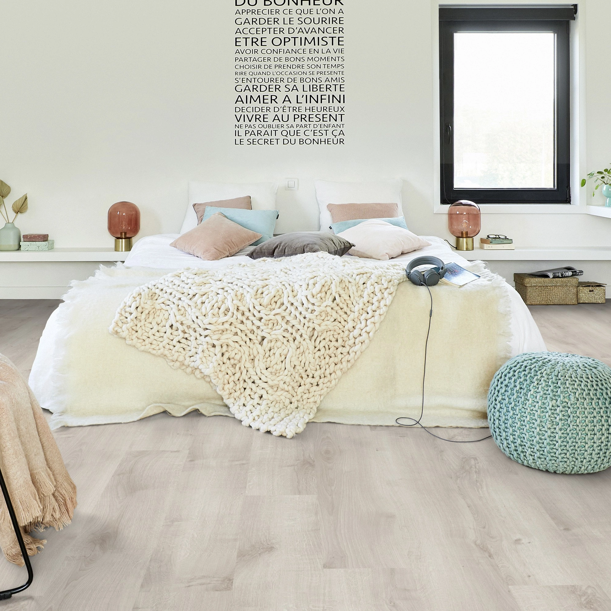 Milieubild Modernes Schlafzimmer - Bett mit Stuhl - Tarkett Klebe-Vinyl iD Inspiration 30 CLASSICS Rustic Oak Light Grey Milieubild Modernes Schlafzimmer - Bett mit Stuhl - Tarkett 24524026