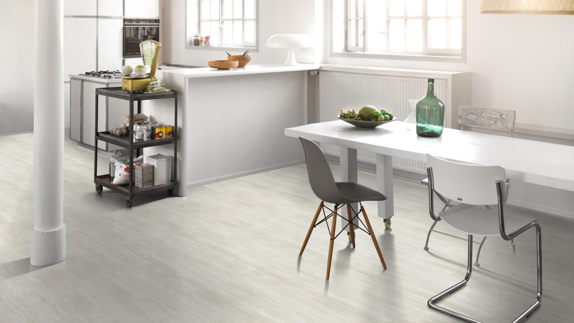 Milieubild Küche mit Essbereich - Parador HDF Klick-Designboden Modular ONE Eiche Nordic weiß Milieubild Küche mit Essbereich - Parador 1744558