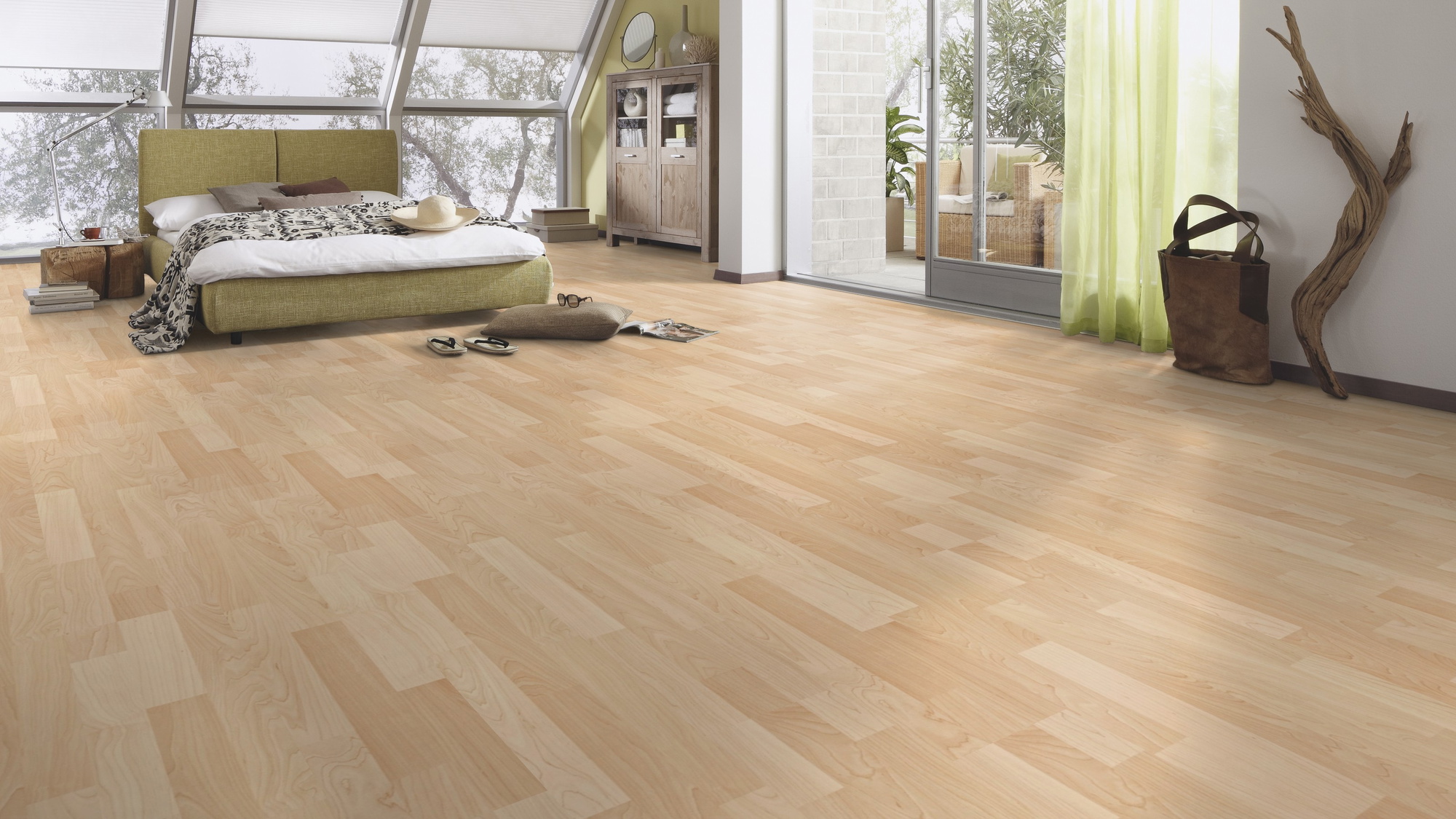 Milieubild Schlafzimmer im modernen Dachgeschoss - MEISTER Laminat LC 55 Ahorn Milieubild Schlafzimmer im modernen Dachgeschoss - MEISTER 600012-1288198-00202