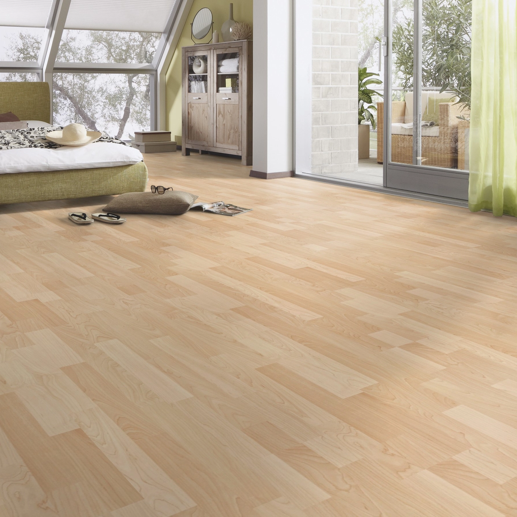 Milieubild Schlafzimmer im modernen Dachgeschoss - MEISTER Laminat LC 55 Ahorn Milieubild Schlafzimmer im modernen Dachgeschoss - MEISTER 600012-1288198-00202