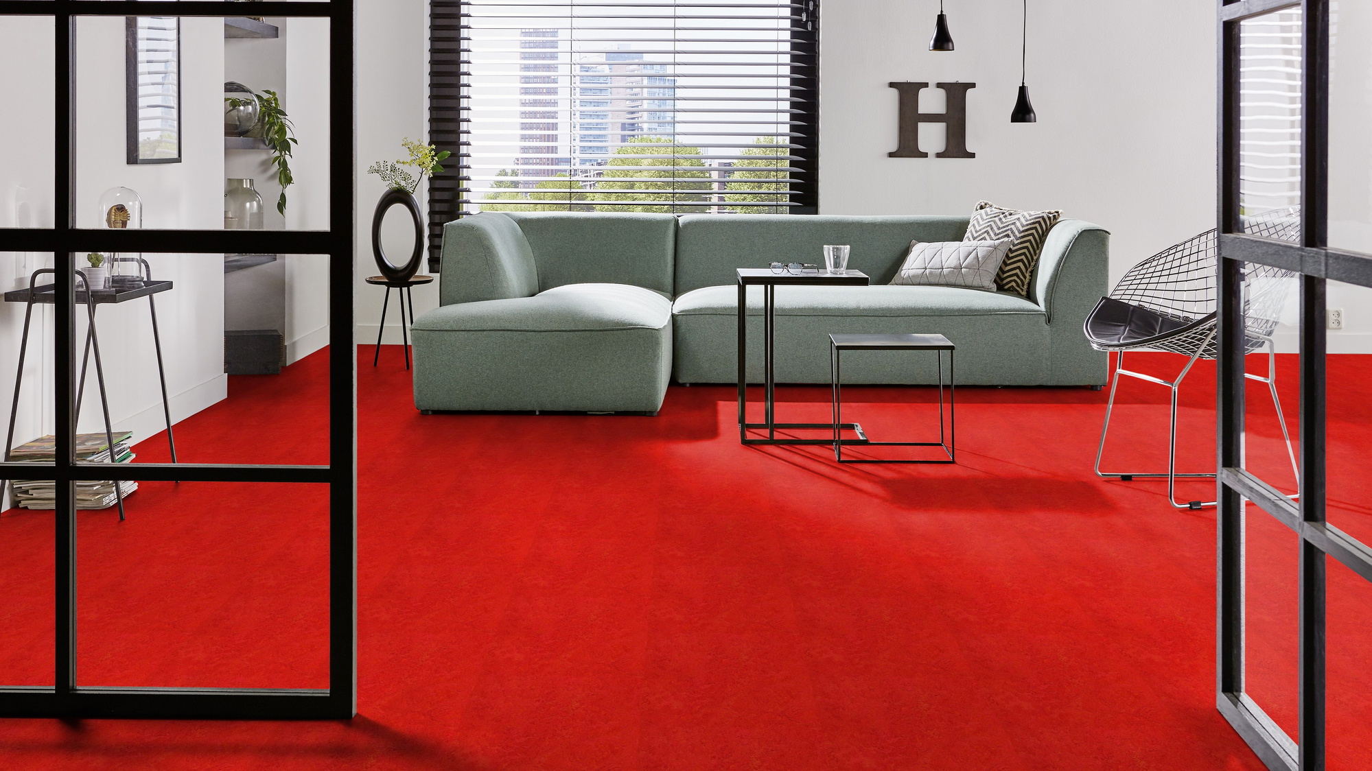 Milieubild Modernes Wohnzimmer mit mintgrünem Sofa - Forbo Flooring 176489