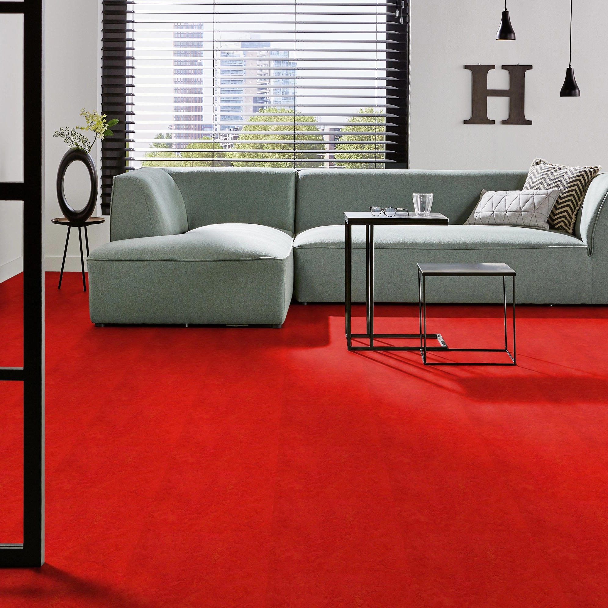 Milieubild Modernes Wohnzimmer mit mintgrünem Sofa - Forbo Flooring Marmoleum Click Scarlet Milieubild Modernes Wohnzimmer mit mintgrünem Sofa - Forbo Flooring 176489