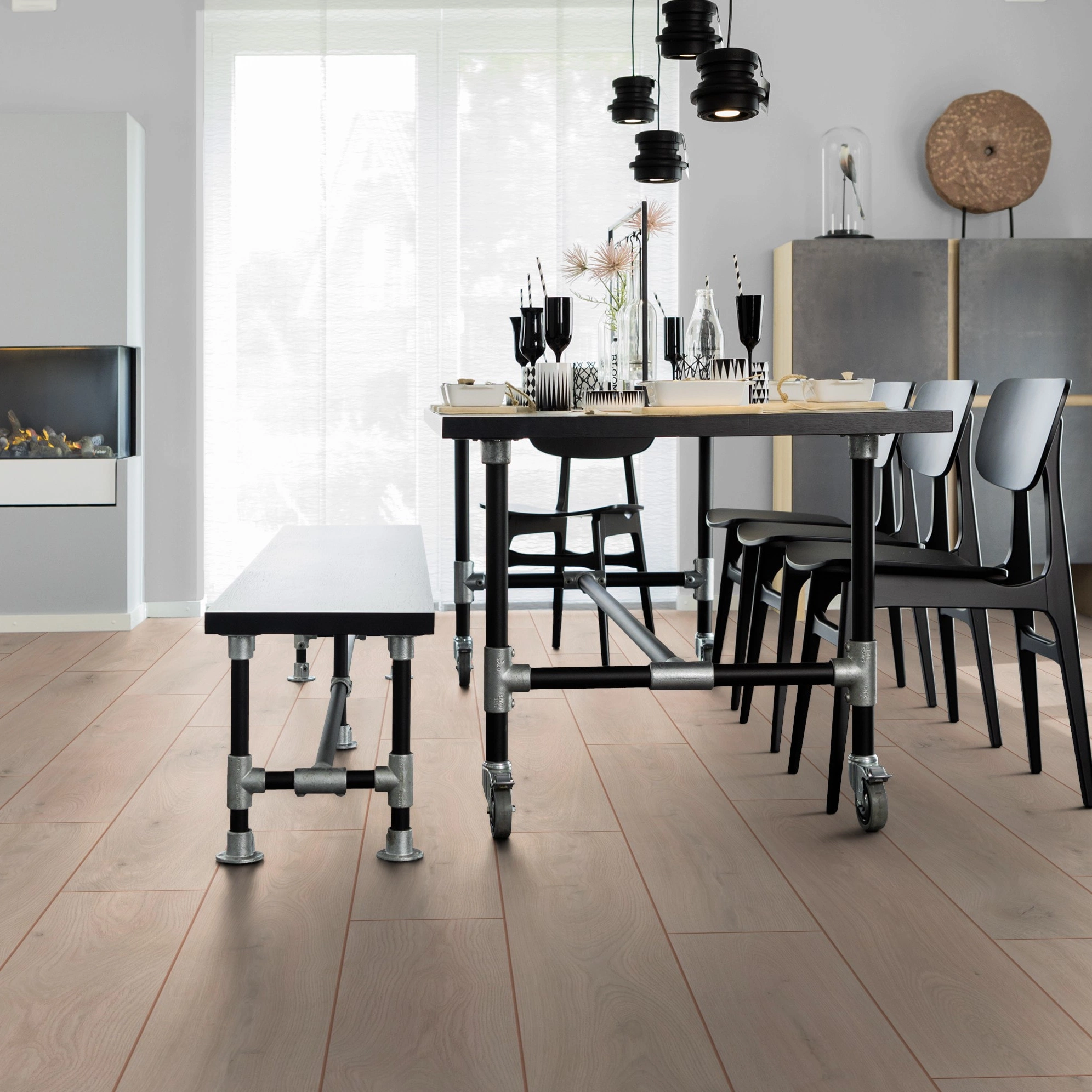 Milieubild Esszimmer mit Kamin - wineo HDF Klick-Bioboden PURLINE wineo 1000 wood XL Noble Oak Powder Milieubild Esszimmer mit Kamin - wineo MLP309R