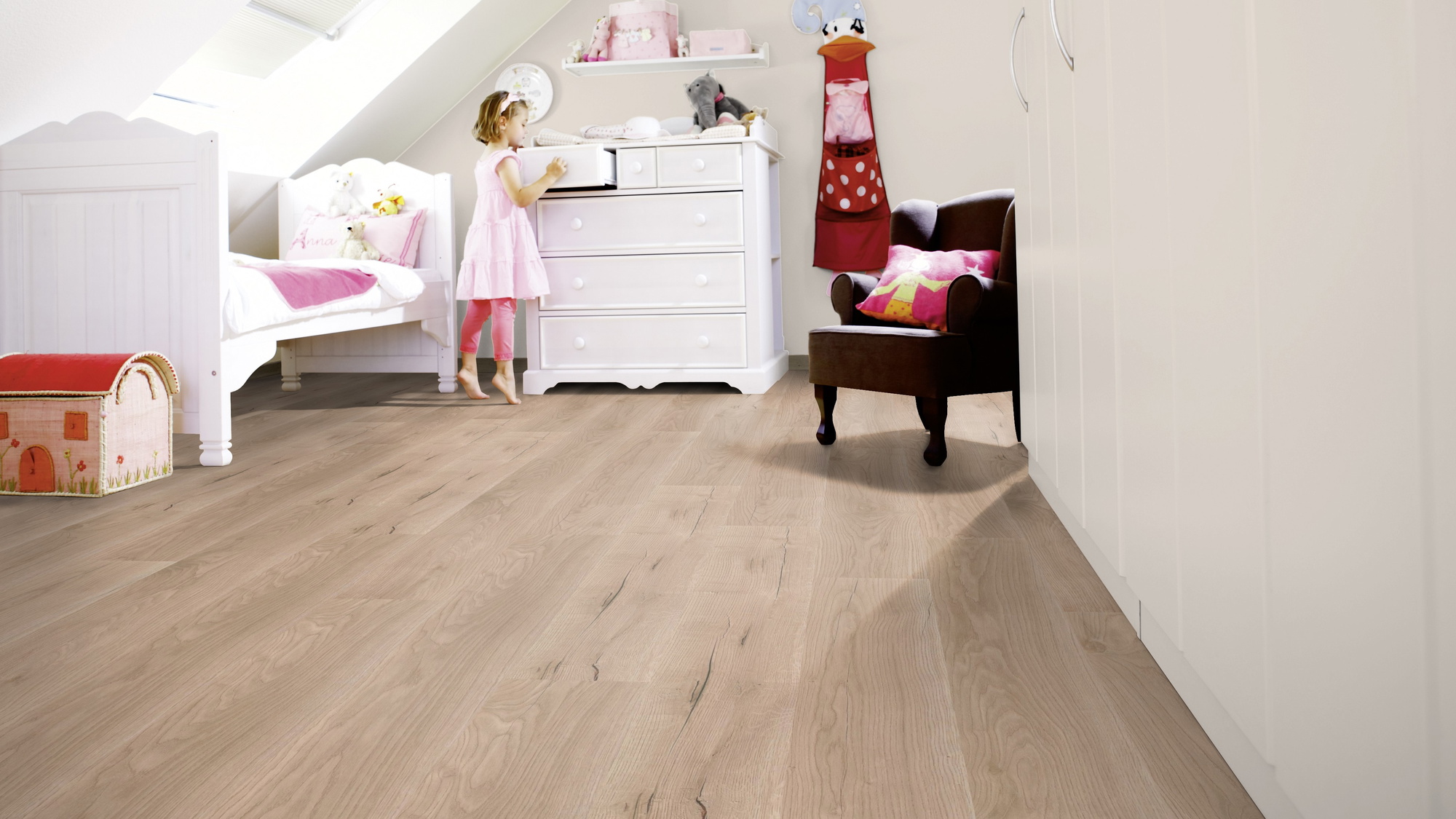 Milieubild Kinderzimmer mit weißer Kommode - wineo Klebe-Bioboden PURLINE wineo 1000 wood L Comfort Oak Sand Milieubild Kinderzimmer mit weißer Kommode - wineo PL298R
