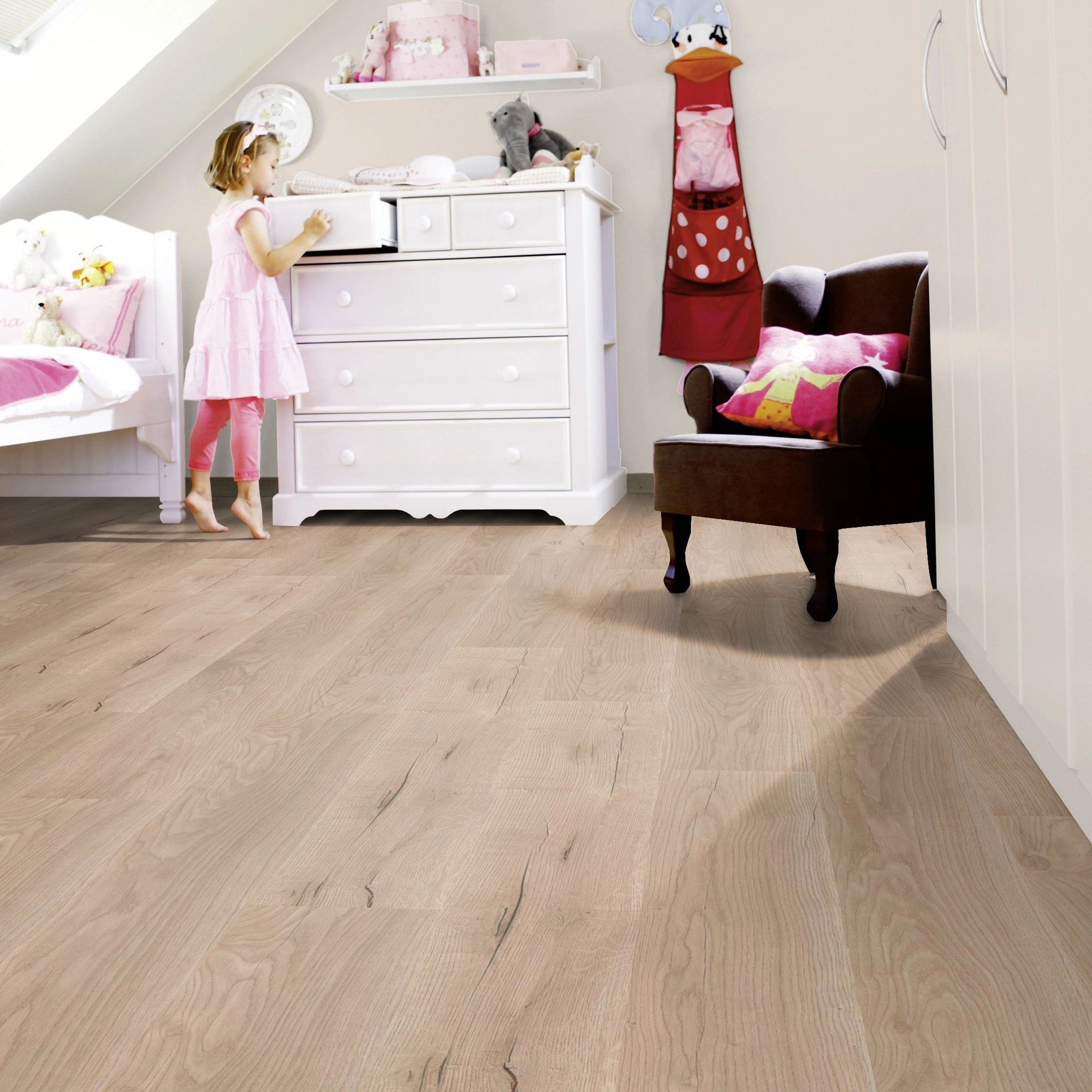 Milieubild Kinderzimmer mit weißer Kommode - wineo Klebe-Bioboden PURLINE wineo 1000 wood L Comfort Oak Sand Milieubild Kinderzimmer mit weißer Kommode - wineo PL298R