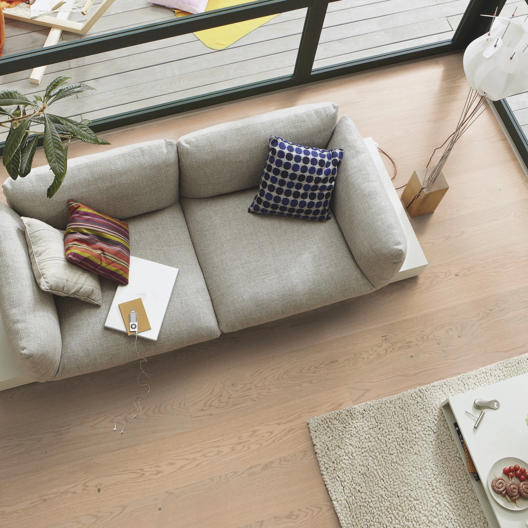 Milieubild Wohnzimmer im Wintergarten - Blick von oben - MEISTER Furnierboden HD 100 Natureflex Eiche lebhaft cremeweiß Milieubild Wohnzimmer im Wintergarten - Blick von oben - MEISTER 500139-2200210-20014