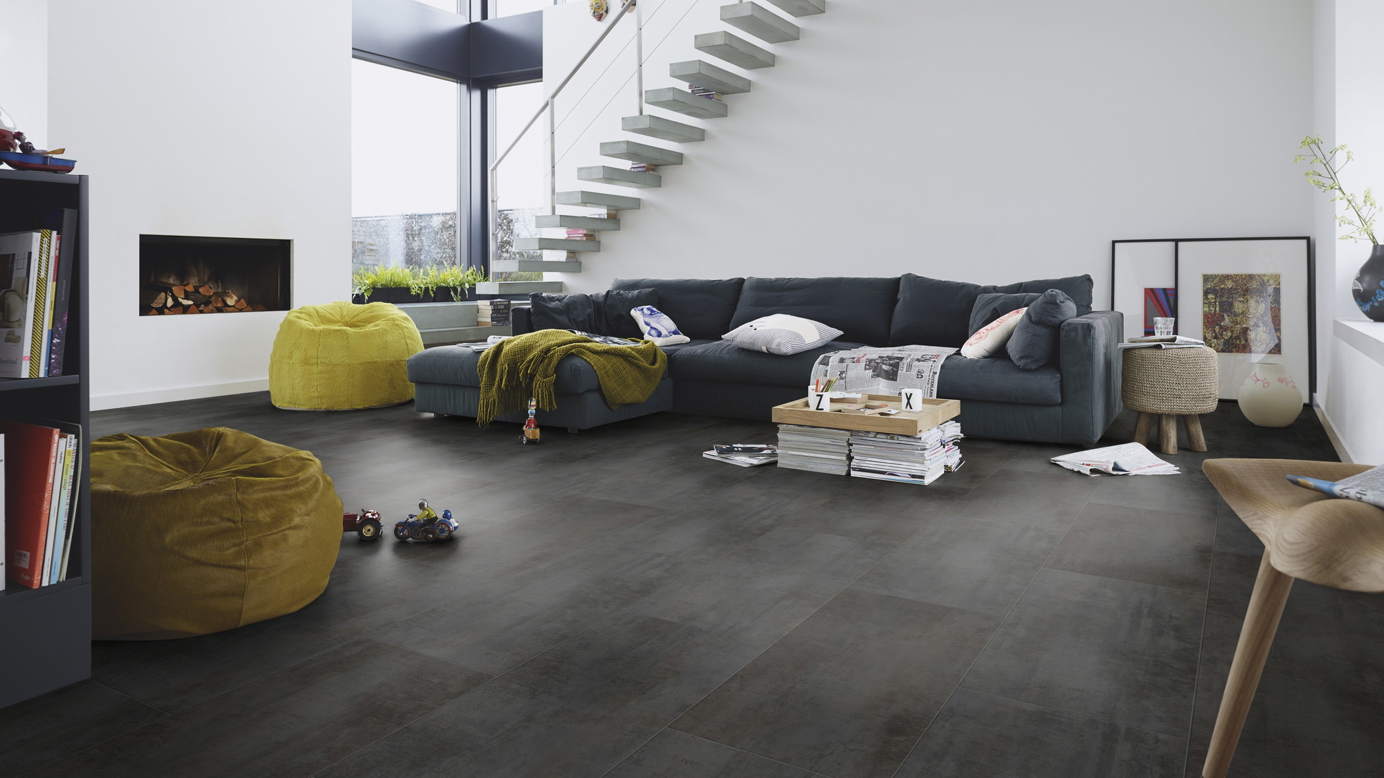 Milieubild Modernes Wohnzimmer mit Kamin - MEISTER Laminat LB 150 Copper Iron Milieubild Modernes Wohnzimmer mit Kamin - MEISTER 600003-0857398-06857