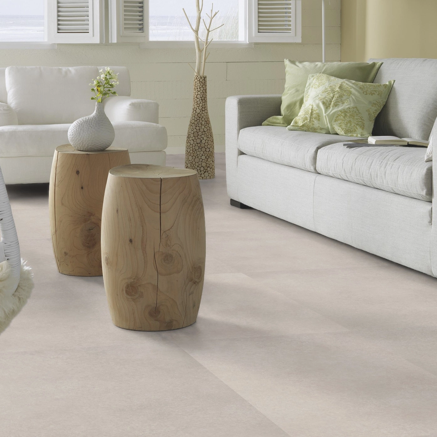 Milieubild Modernes, freundliches Wohnzimmer mit Sofa - Forbo Flooring Klebe-Vinyl Allura Dryback 0.55 Material Pale Speckled Ceramic Milieubild Modernes, freundliches Wohnzimmer mit Sofa - Forbo Flooring 243664
