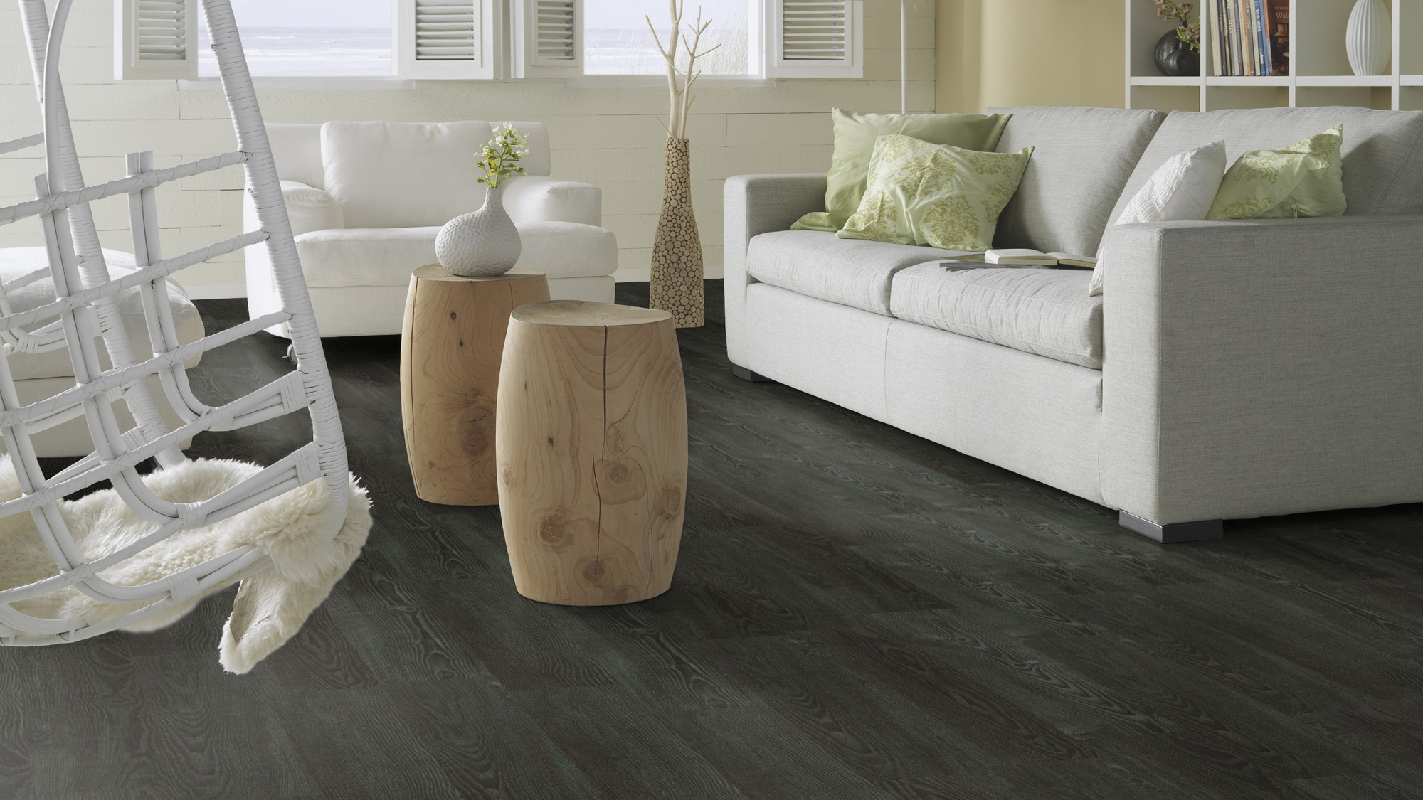 Milieubild Modernes, freundliches Wohnzimmer mit Sofa - Forbo Flooring Klebe-Vinyl Allura Dryback 0.55 Wood Forest Ash Milieubild Modernes, freundliches Wohnzimmer mit Sofa - Forbo Flooring 243618