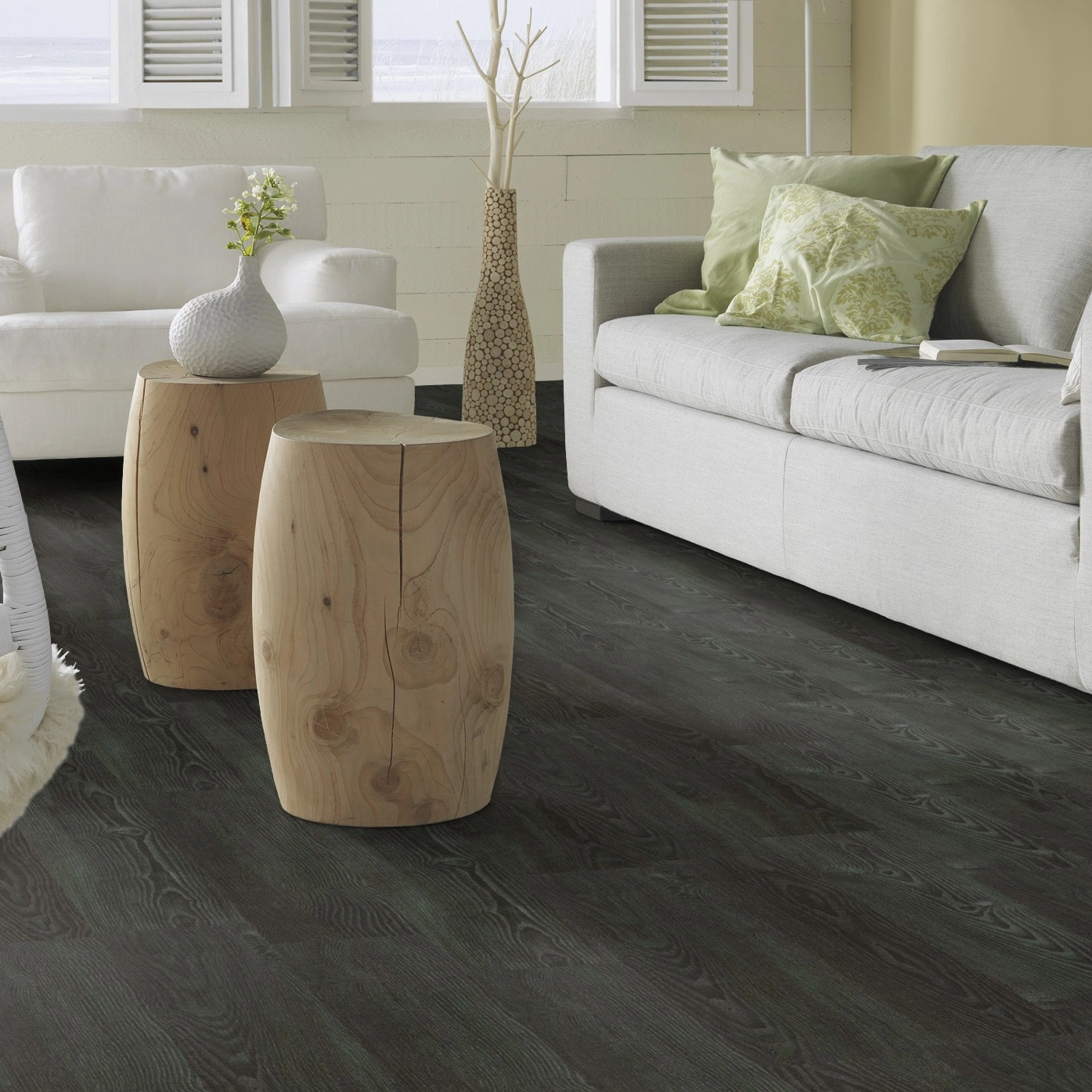 Milieubild Modernes, freundliches Wohnzimmer mit Sofa - Forbo Flooring Klebe-Vinyl Allura Dryback 0.55 Wood Forest Ash Milieubild Modernes, freundliches Wohnzimmer mit Sofa - Forbo Flooring 243618