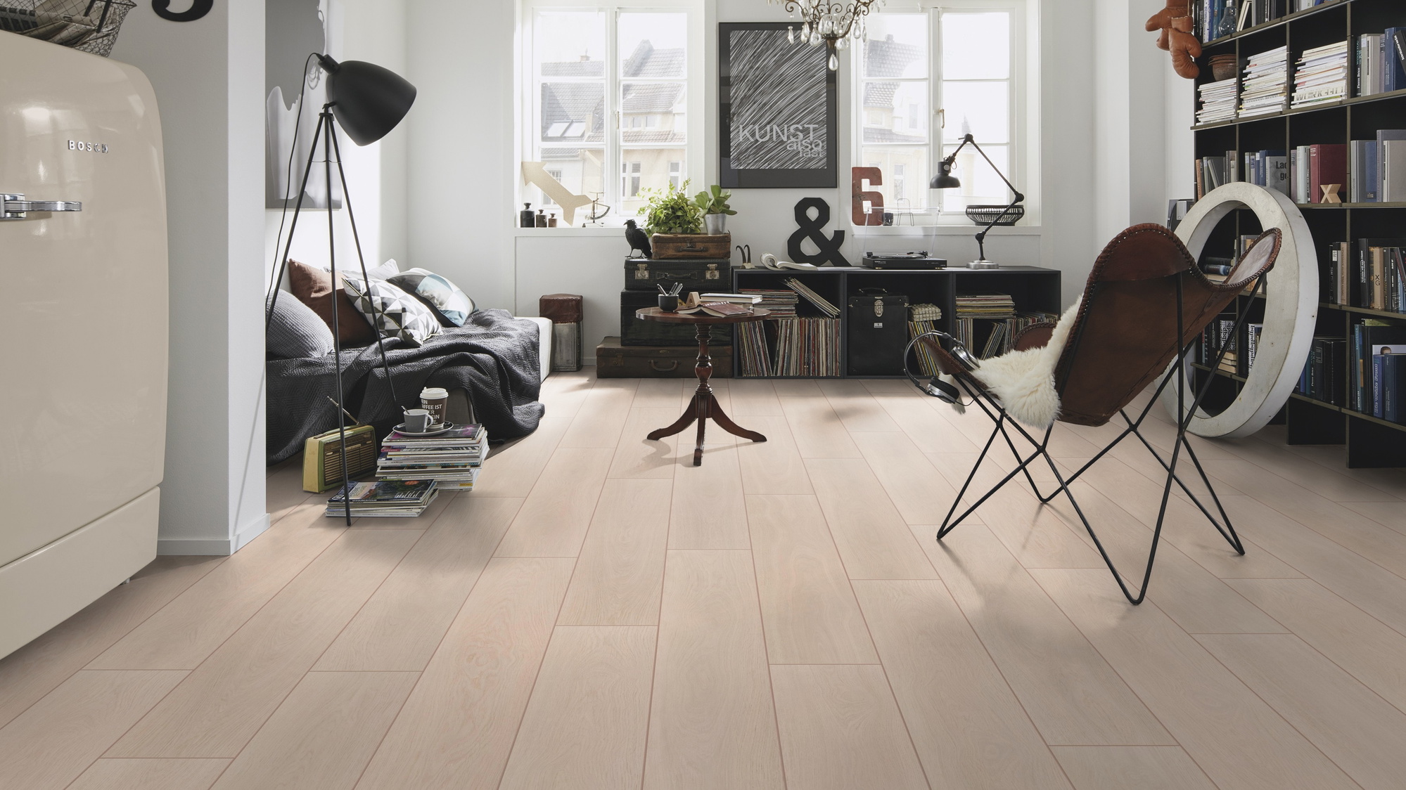 Milieubild Kompaktes Wohnzimmer mit Bücherregal - wineo Klick-Bioboden PURLINE wineo 1000 wood XL Calm Oak Bright Milieubild Kompaktes Wohnzimmer mit Bücherregal - wineo PLC305R