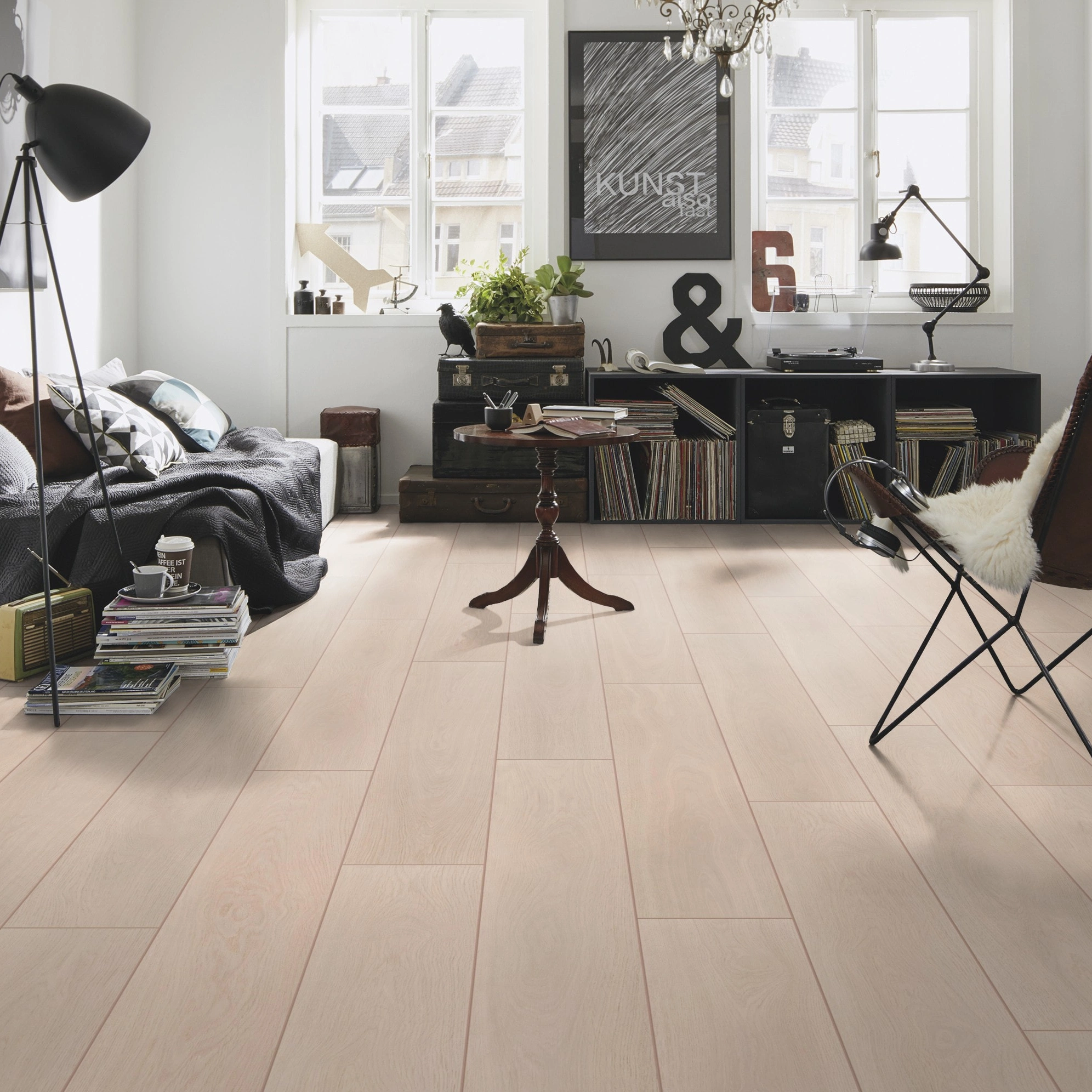 Milieubild Kompaktes Wohnzimmer mit Bücherregal - wineo Klick-Bioboden PURLINE wineo 1000 wood XL Calm Oak Bright Milieubild Kompaktes Wohnzimmer mit Bücherregal - wineo PLC305R