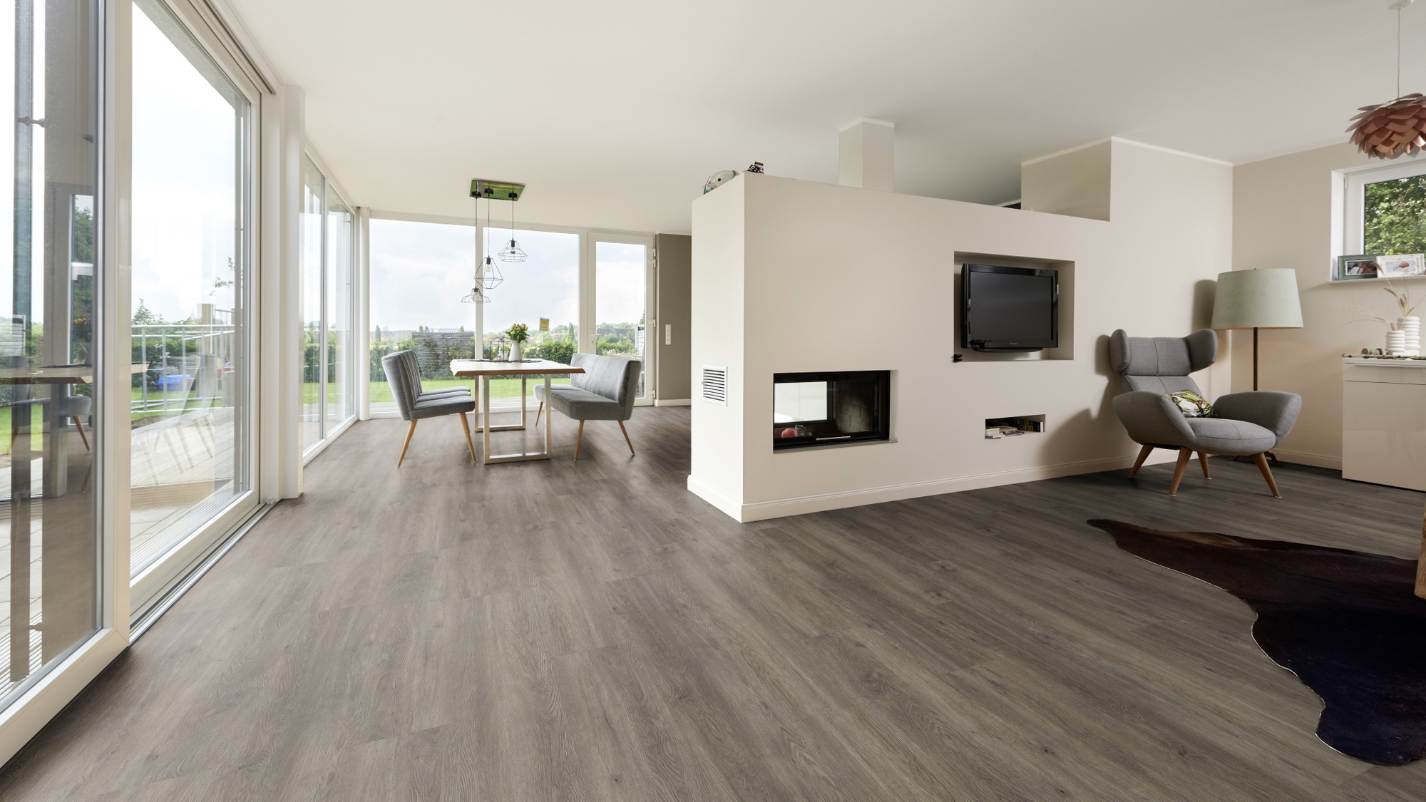 Milieubild Wohnzimmer mit Essbereich und Kamin - ter Hürne Klebe-Vinyl Pro Classic Choice Eiche Canberra Milieubild Wohnzimmer mit Essbereich und Kamin - ter Hürne 1101210605