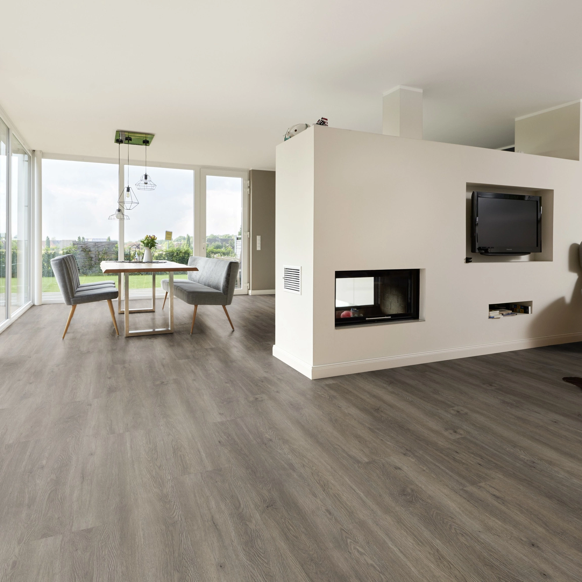 Milieubild Wohnzimmer mit Essbereich und Kamin - ter Hürne Klebe-Vinyl Pro Classic Choice Eiche Canberra Milieubild Wohnzimmer mit Essbereich und Kamin - ter Hürne 1101210605