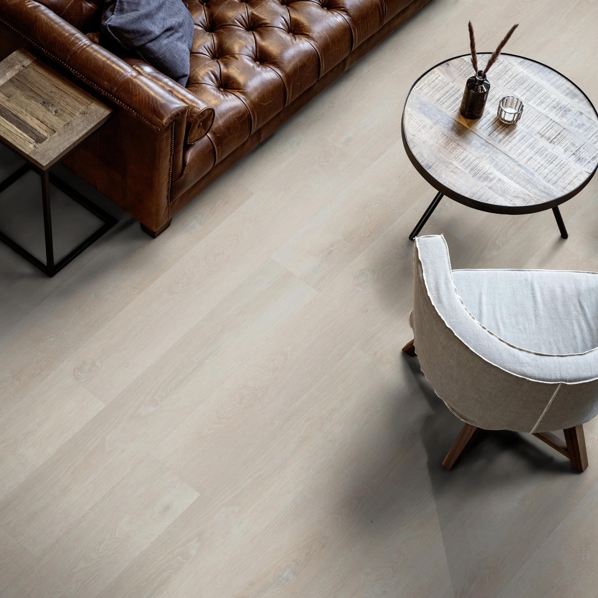 Milieubild Wohnzimmer mit Ledersofa - Blick von oben - ter Hürne Klebe-Vinyl Pro Classic Edition Eiche Stockholm Milieubild Wohnzimmer mit Ledersofa - Blick von oben - ter Hürne 1101210427