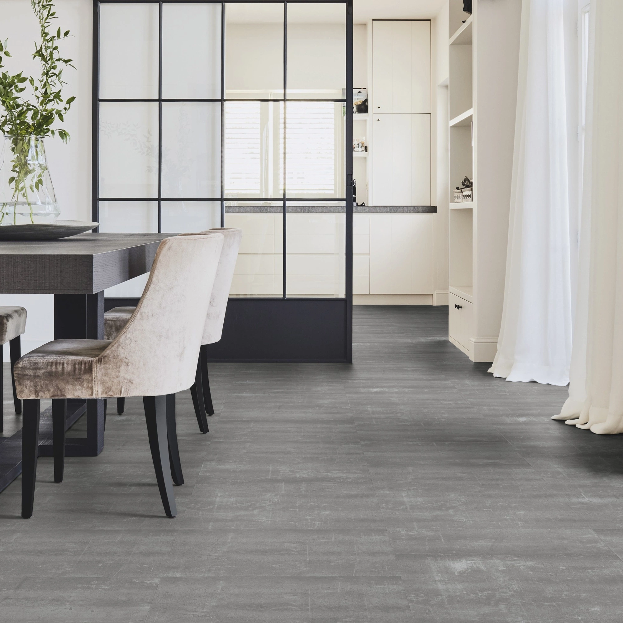 Milieubild Modernes Esszimmer mit Glas-Schiebetür - Tarkett Klebe-Vinyl Essence 30 Scratched Cement Grey Milieubild Modernes Esszimmer mit Glas-Schiebetür - Tarkett 260056010