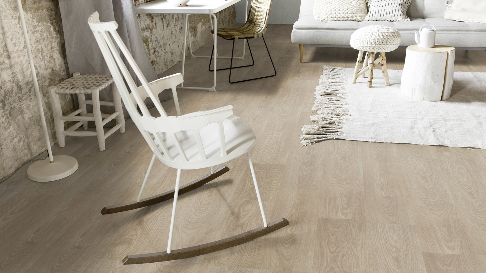 Milieubild Wohnzimmer mit Schaukelstuhl im skandinavischen Stil - Forbo Flooring 243620