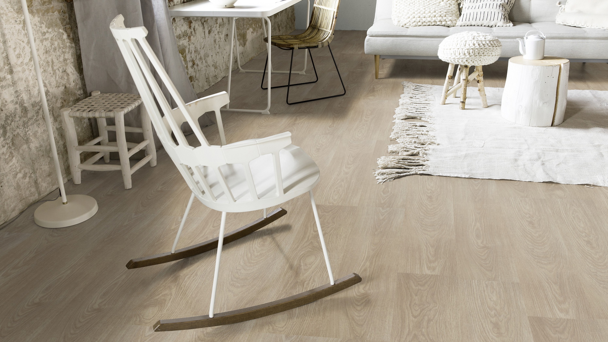 Milieubild Wohnzimmer mit Schaukelstuhl im skandinavischen Stil - Forbo Flooring Klebe-Vinyl Allura Dryback 0.55 Wood Light Timber Milieubild Wohnzimmer mit Schaukelstuhl im skandinavischen Stil - Forbo Flooring 243620