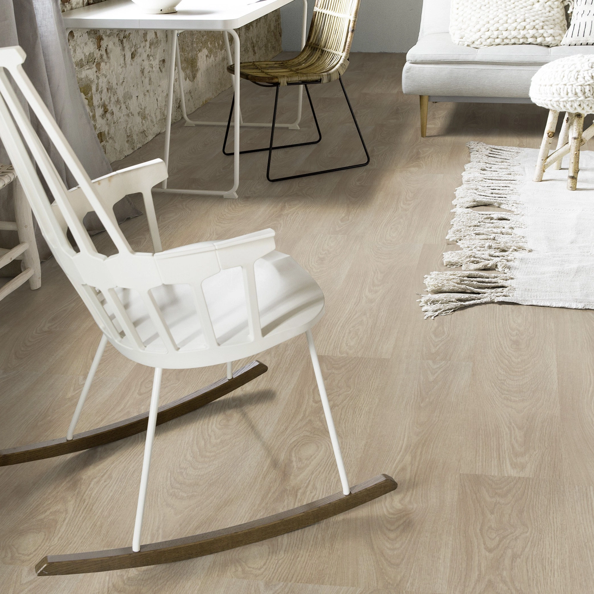 Milieubild Wohnzimmer mit Schaukelstuhl im skandinavischen Stil - Forbo Flooring Klebe-Vinyl Allura Dryback 0.55 Wood Light Timber Milieubild Wohnzimmer mit Schaukelstuhl im skandinavischen Stil - Forbo Flooring 243620