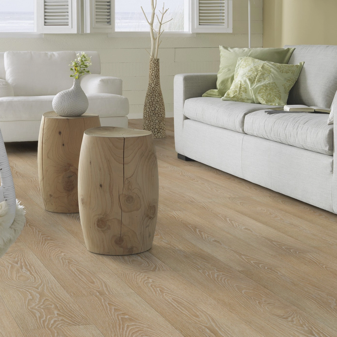 Milieubild Modernes, freundliches Wohnzimmer mit Sofa - Forbo Flooring Klebe-Vinyl Allura Dryback 0.55 Wood Blond Timber Milieubild Modernes, freundliches Wohnzimmer mit Sofa - Forbo Flooring 220141