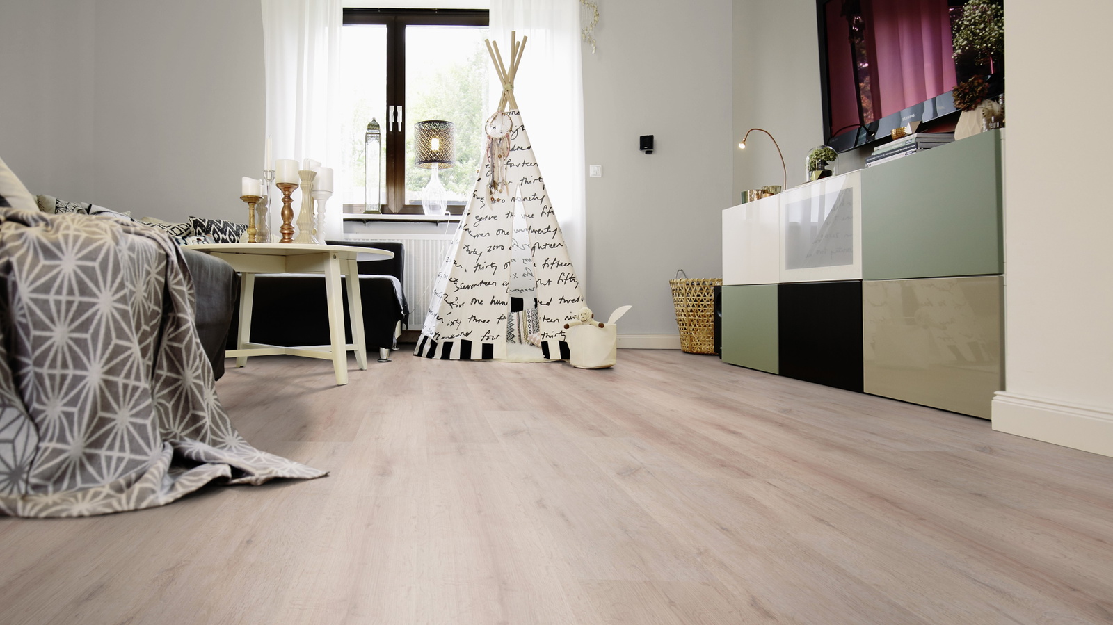 Milieubild Wohnzimmer mit Sideboard und Fernseher - wineo PL313R