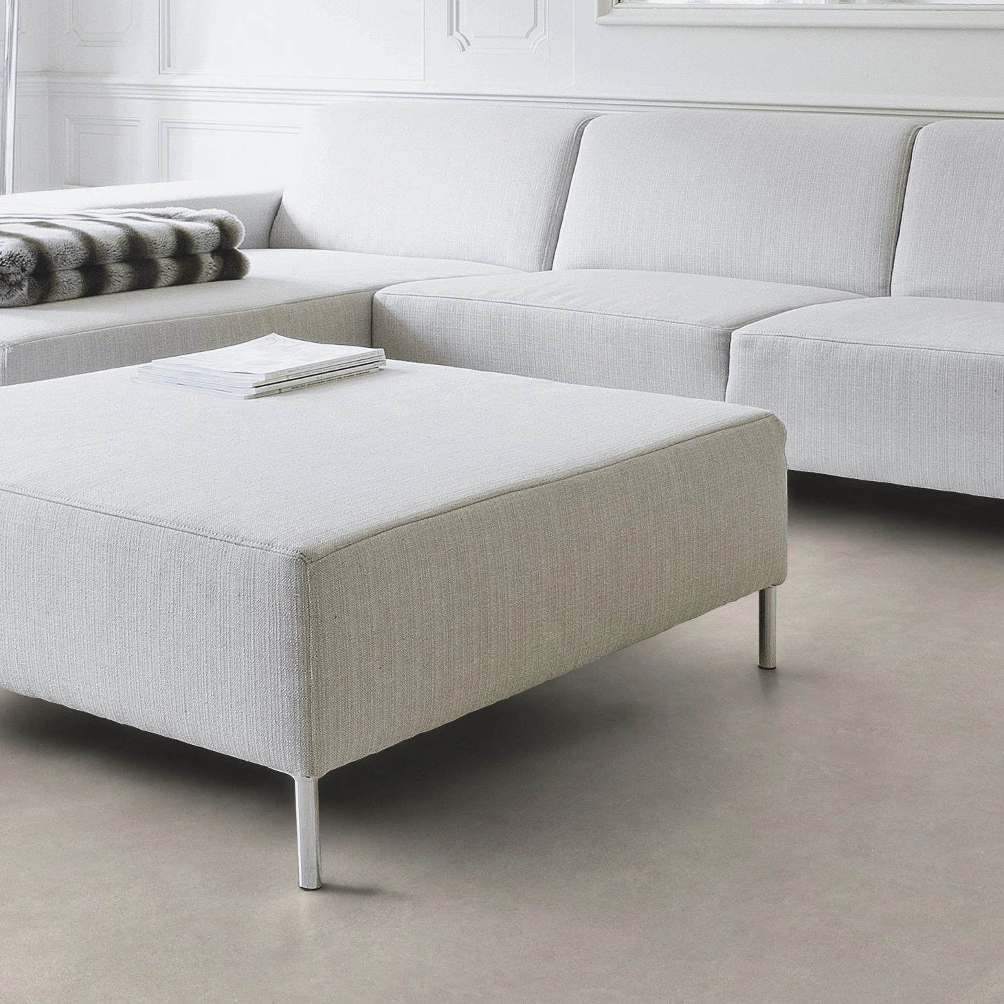Milieubild Wohnzimmer mit Couch - Nahansicht - Wicanders Wise HDF Klick-Designboden stone Natural Microcement Greige Milieubild Wohnzimmer mit Couch - Nahansicht - Wicanders Wise 80003908