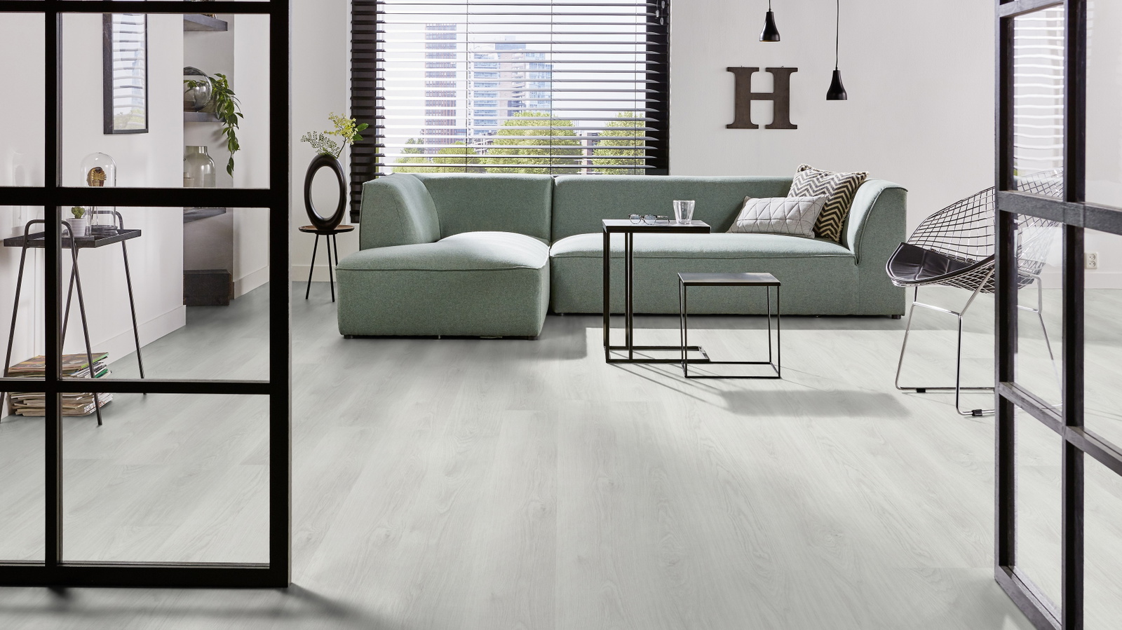 Milieubild Modernes Wohnzimmer mit mintgrünem Sofa - Forbo Flooring 217621