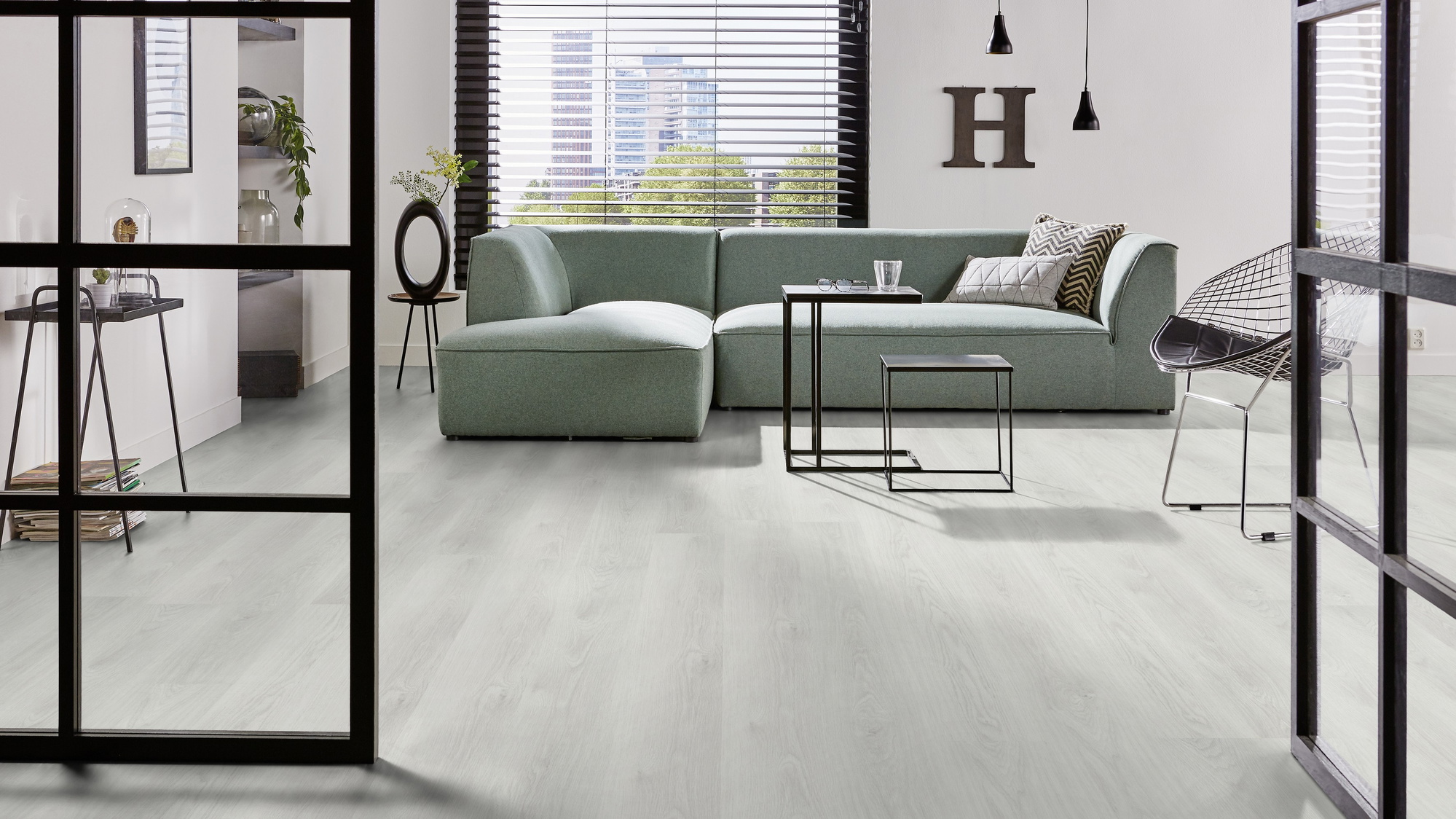 Milieubild Modernes Wohnzimmer mit mintgrünem Sofa - Forbo Flooring Klebe-Vinyl Enduro Dryback Wood White Oak Milieubild Modernes Wohnzimmer mit mintgrünem Sofa - Forbo Flooring 217621
